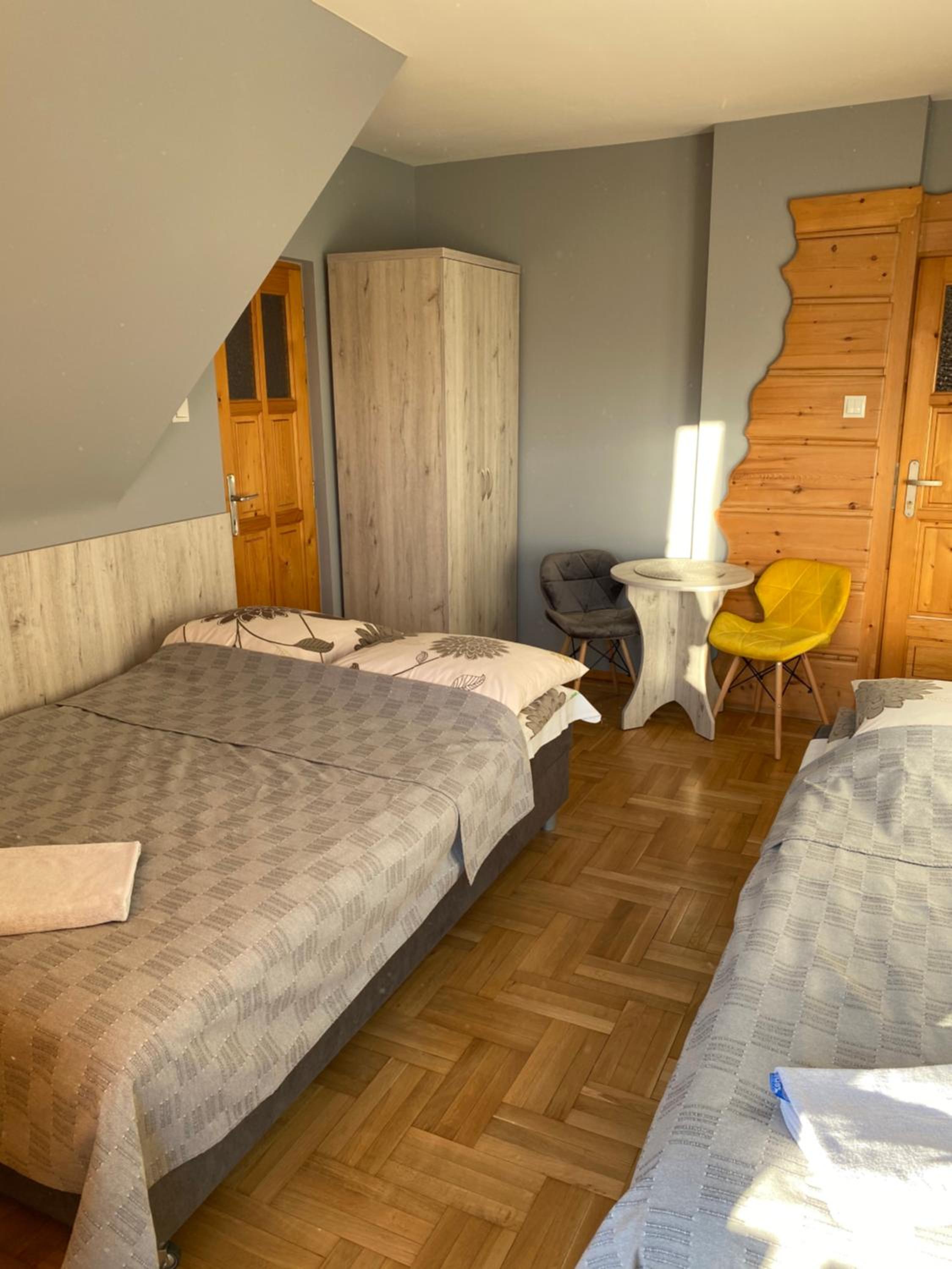 Twin Room with Private Bathroom - Photo 5