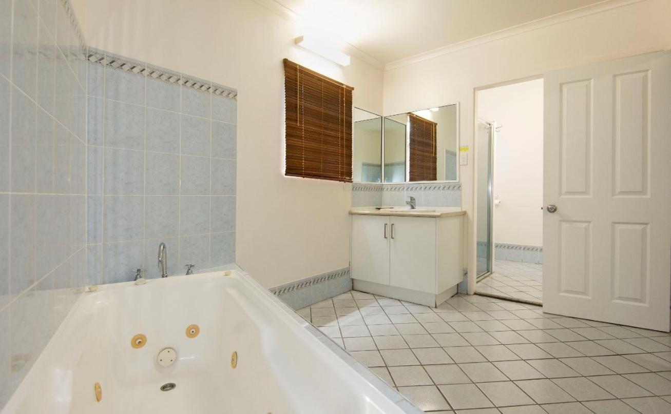 Standard King with Bath  photo 3