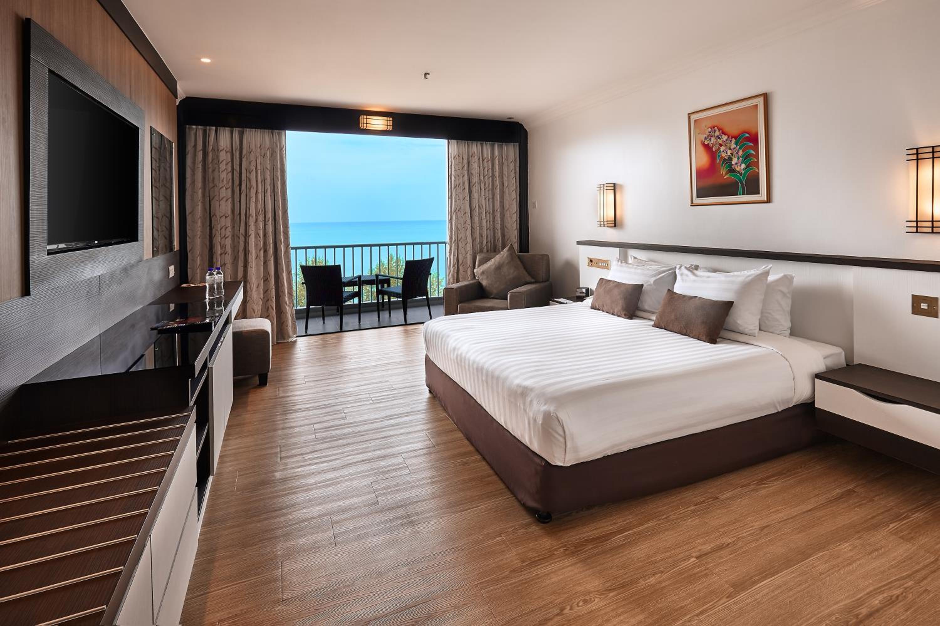 Executive Suite - Photo 2