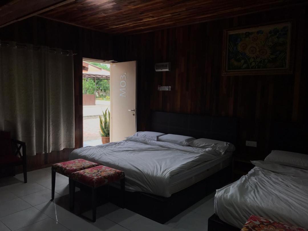 Deluxe Family Suite - Photo 8