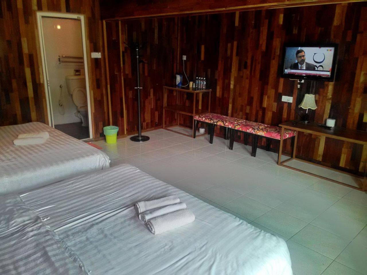 Deluxe Family Suite - Photo 6