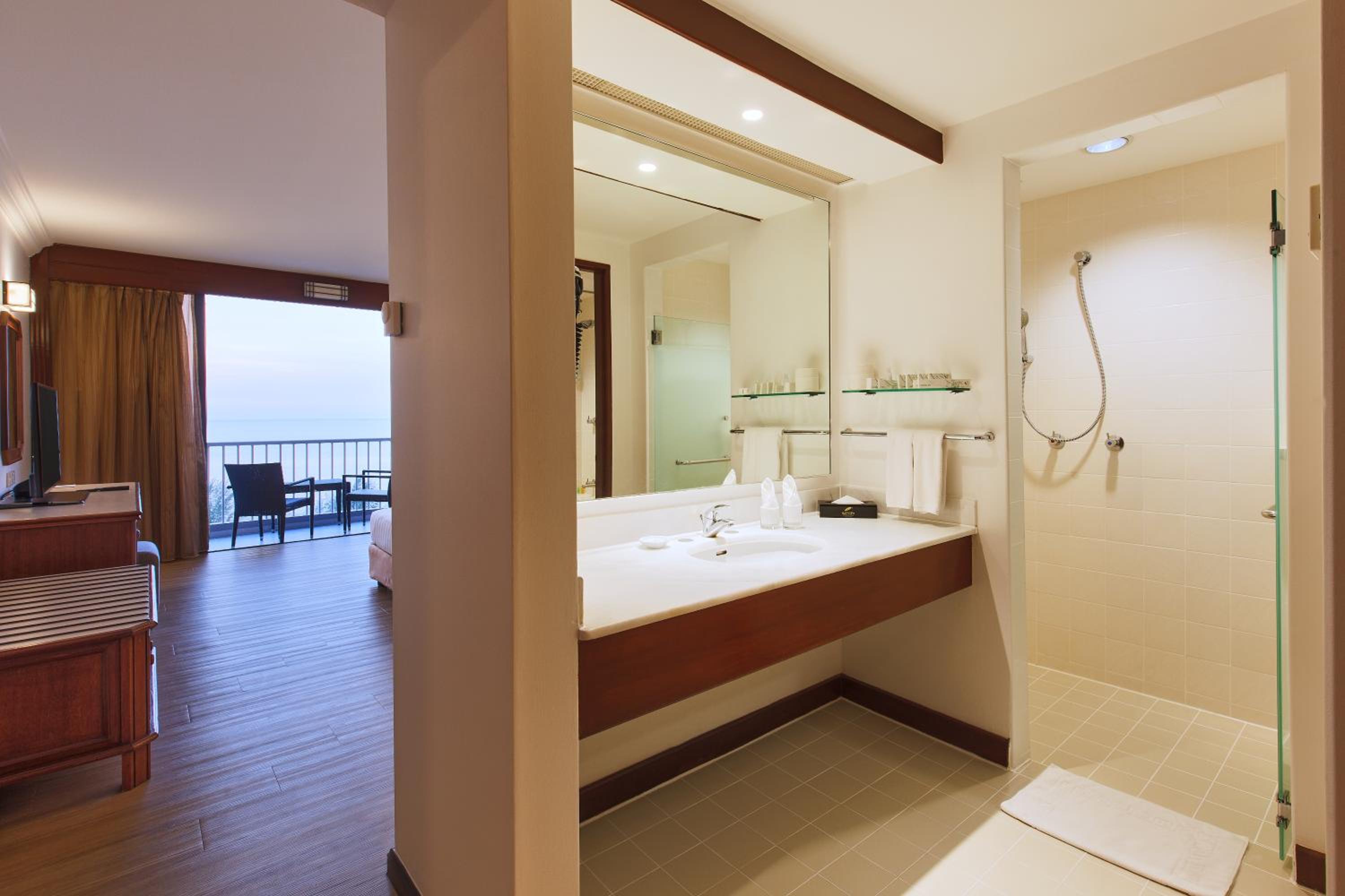 Executive Suite - Photo 1