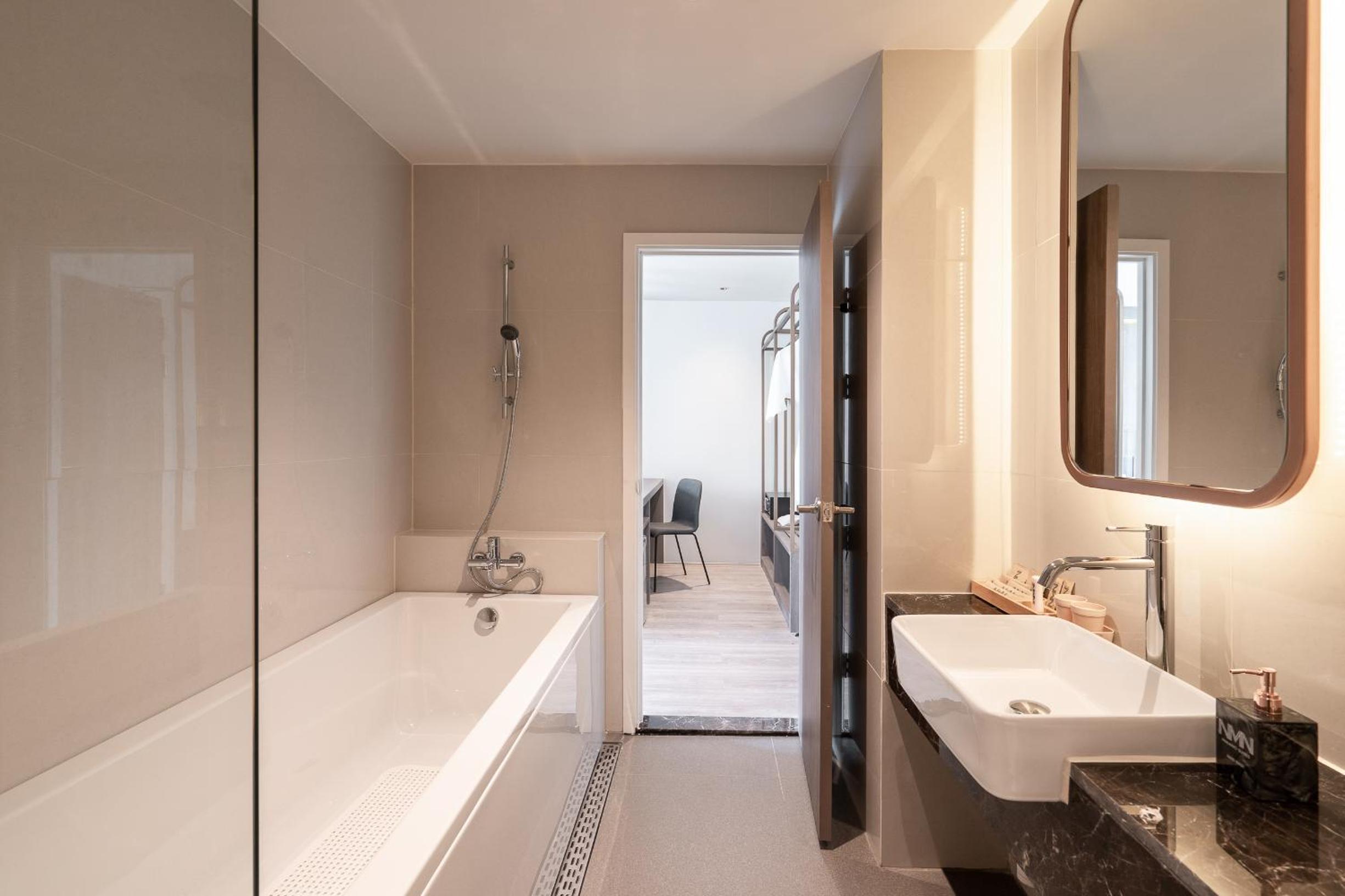 Suite - Photo 13