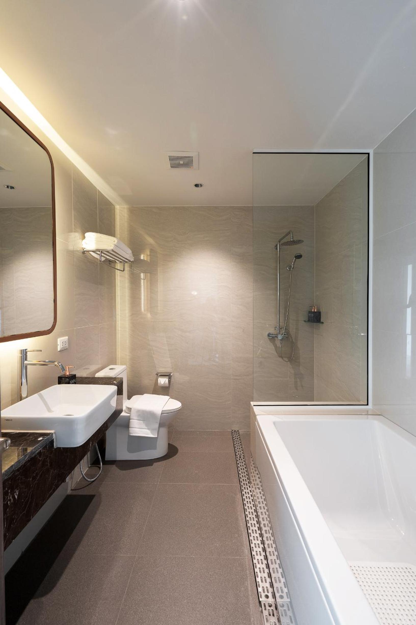Suite - Photo 14