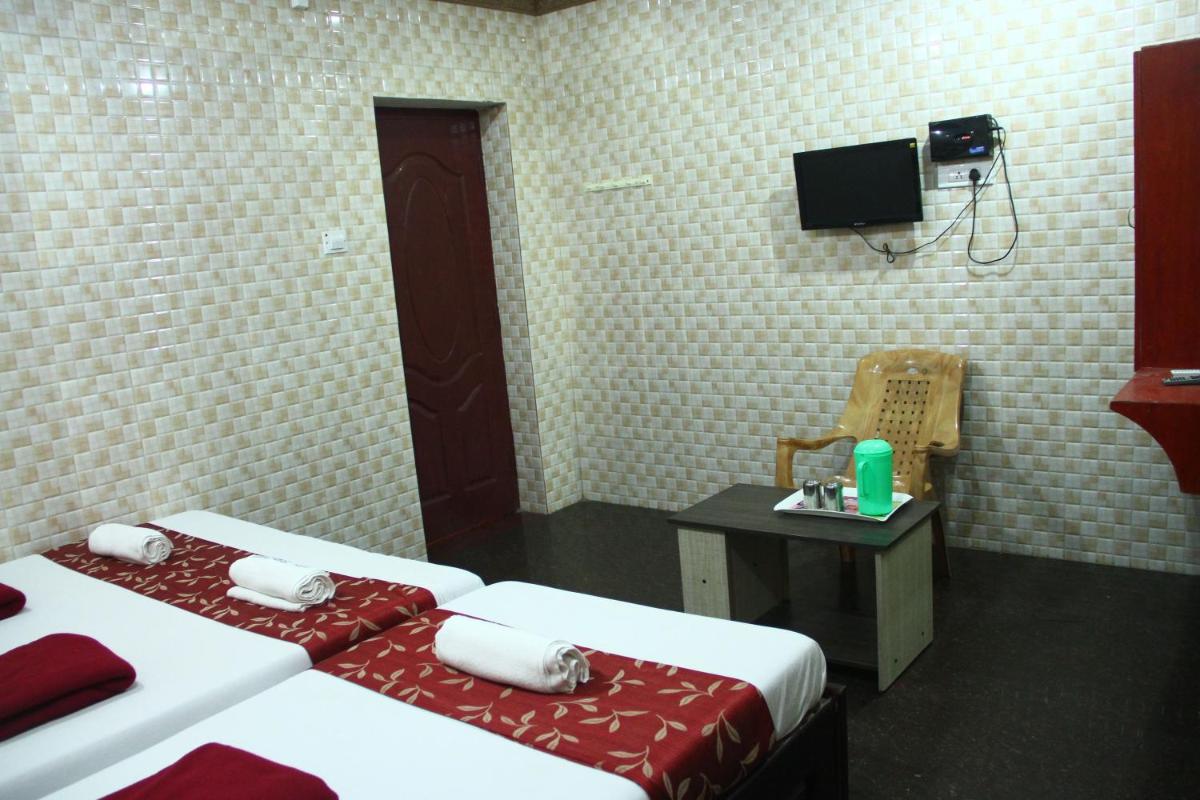 Deluxe Double Room (2 Adults + 1 Child) - Photo 3