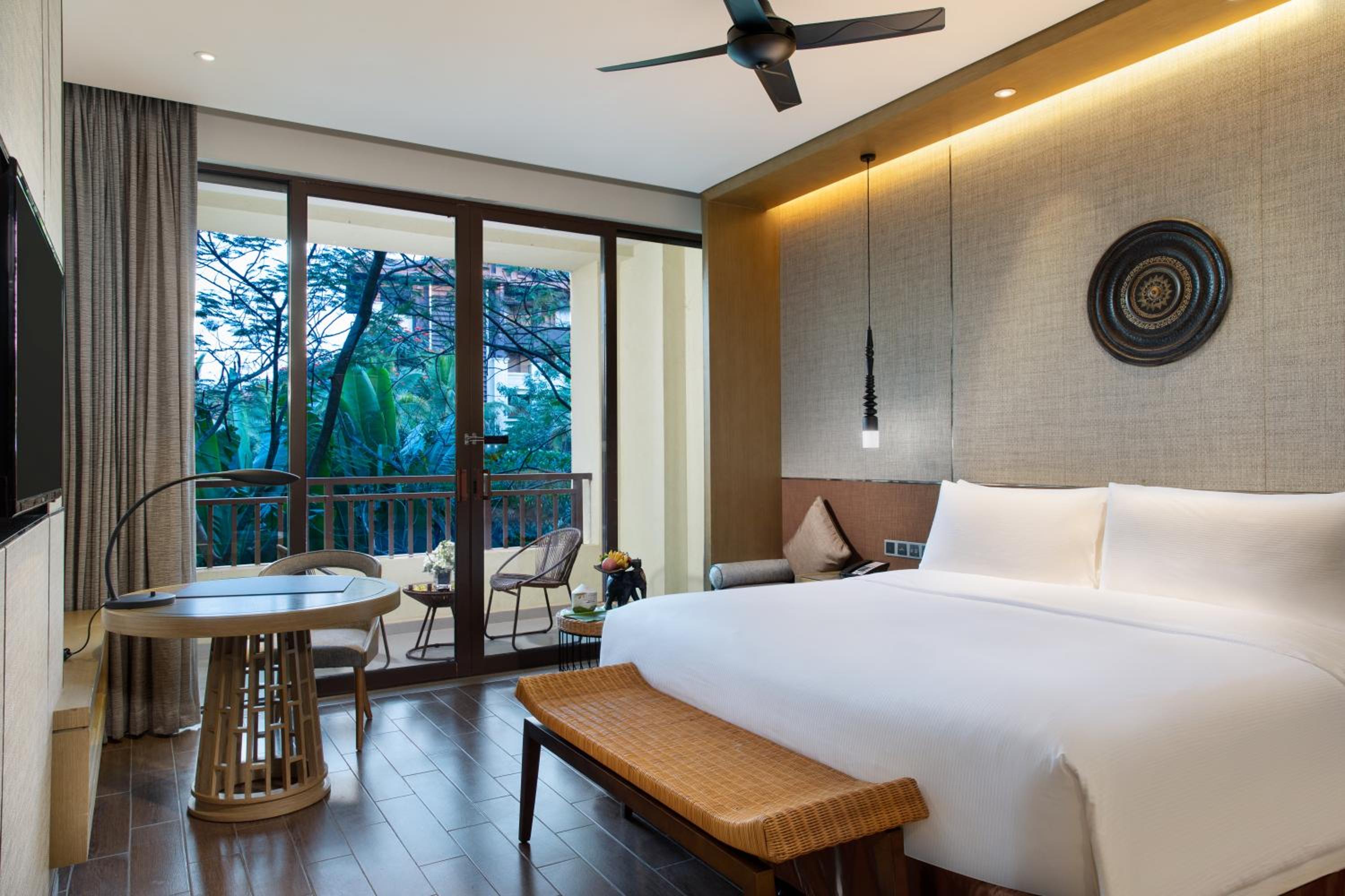 Deluxe King Room with Balcony and Park View
