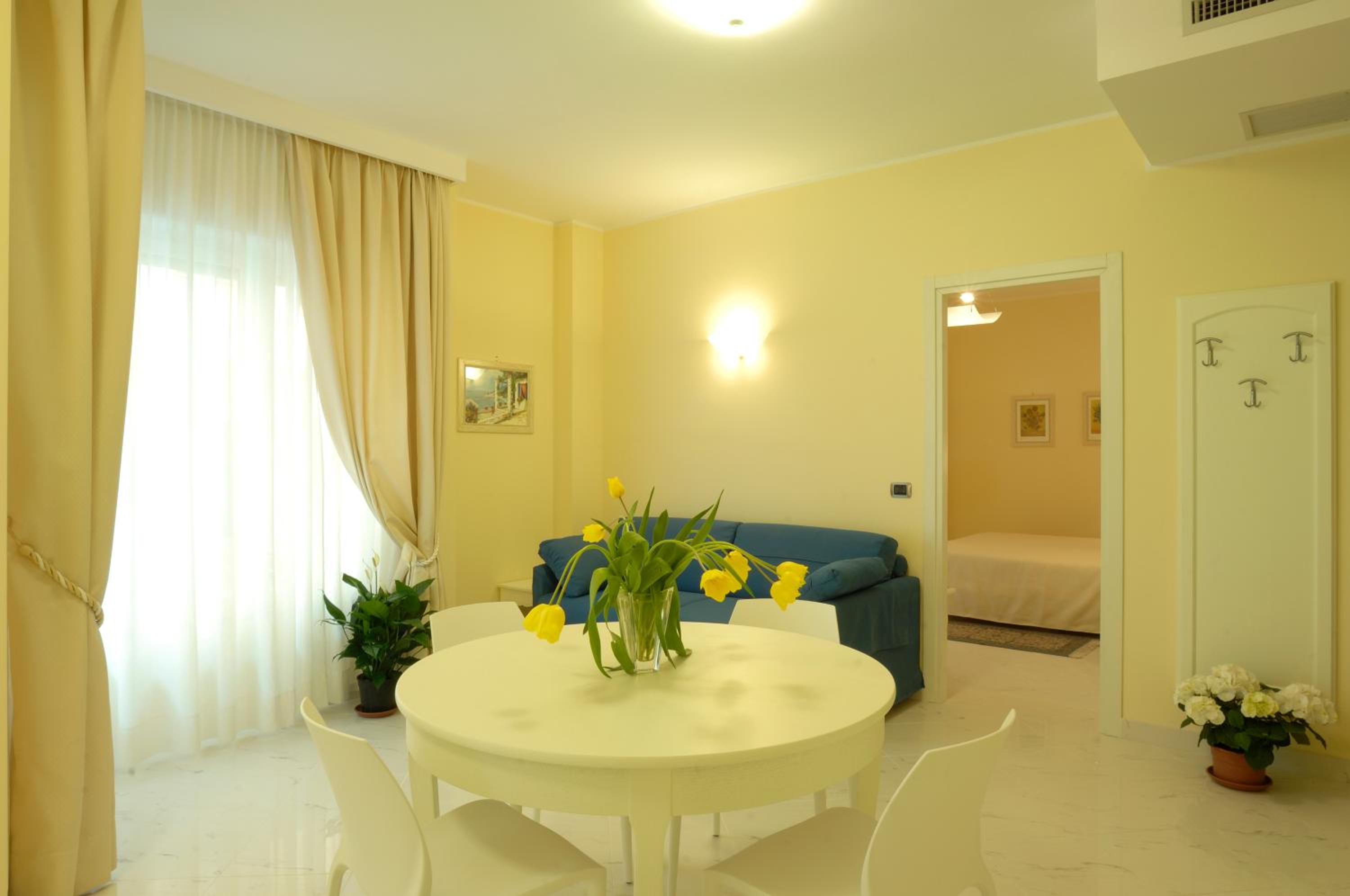 One-Bedroom Apartment with City View - Photo 4