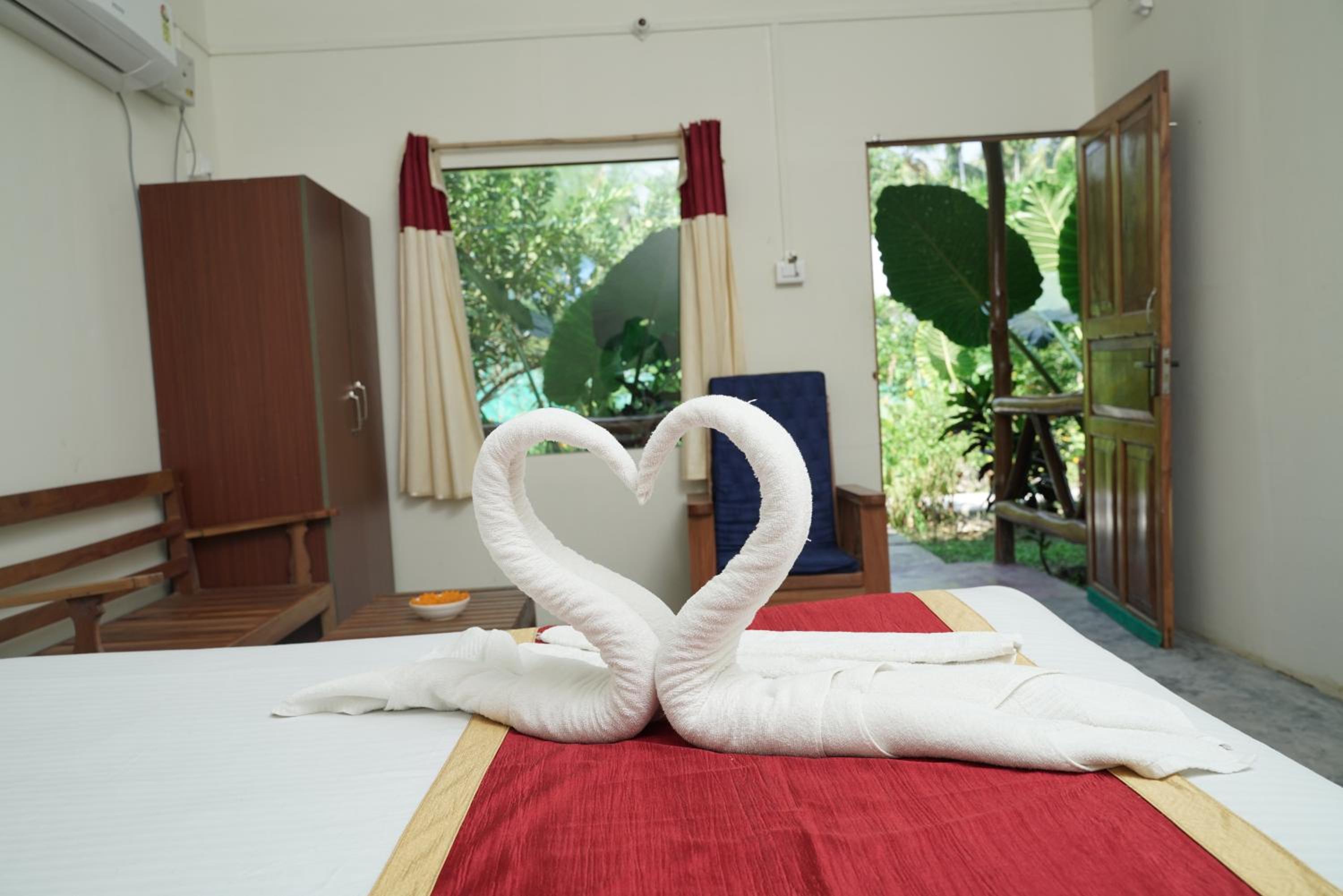 Deluxe Double Room with Balcony - Photo 11