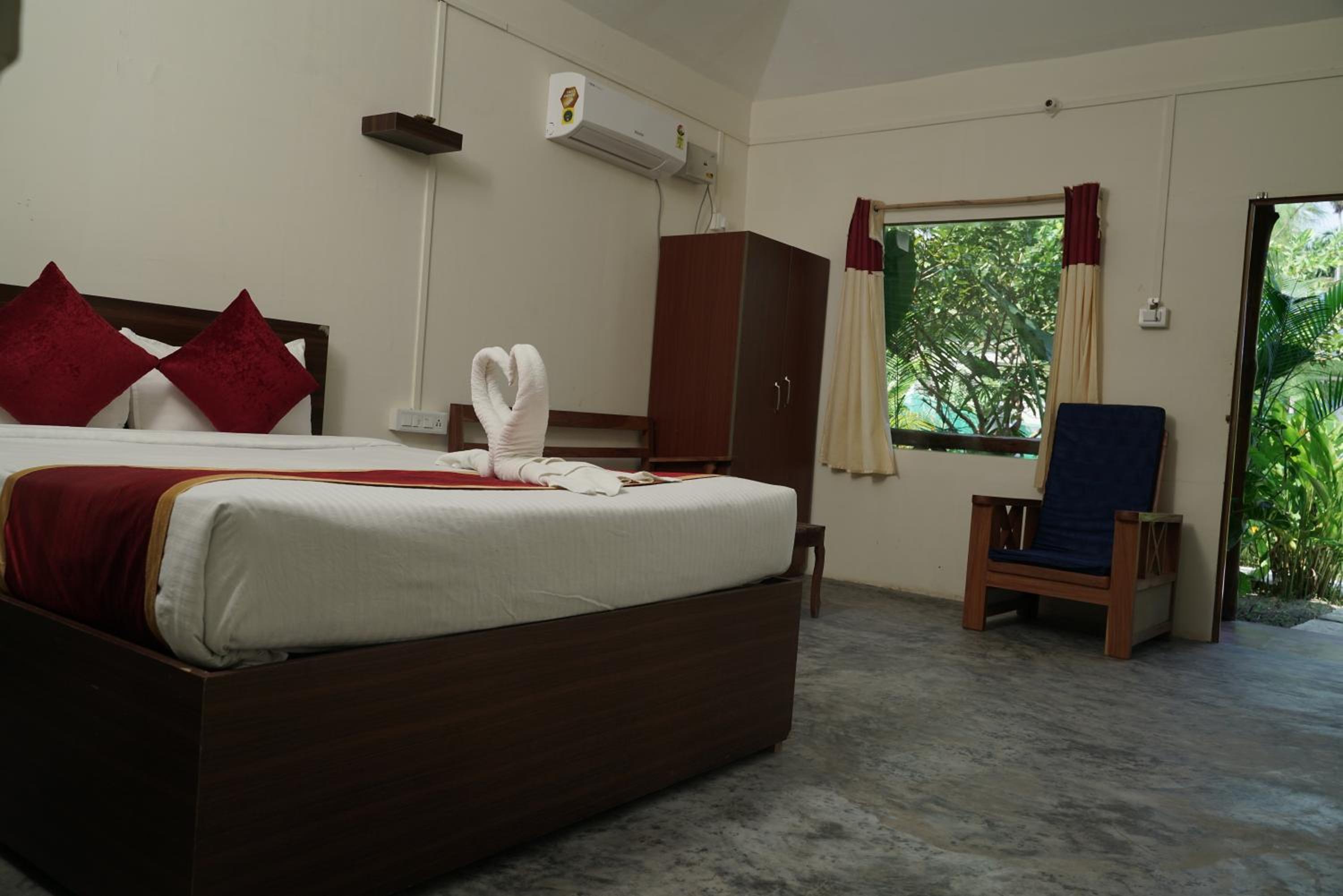 Deluxe Double Room with Balcony - Photo 17