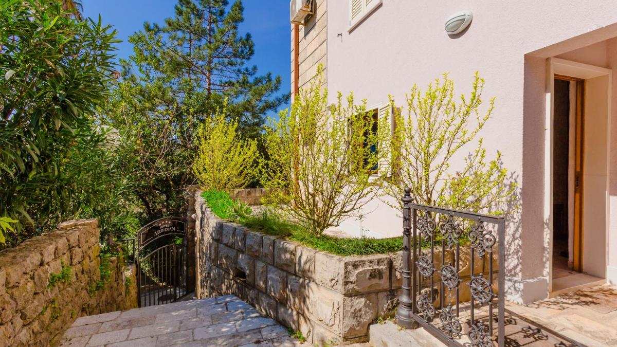 Two-Bedroom Apartment with Terrace and Garden View - Photo 5