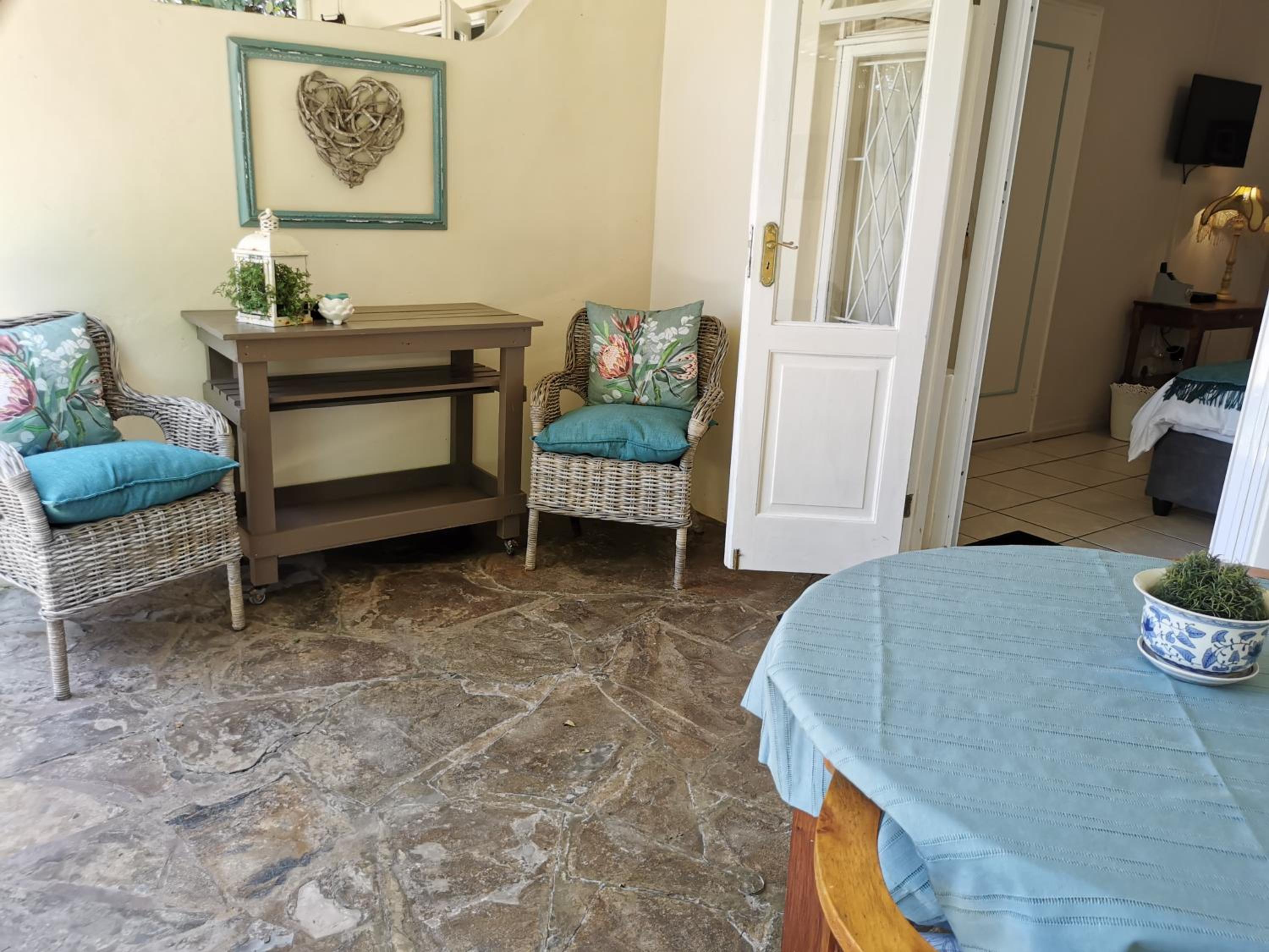 Deluxe King Room - Photo 9