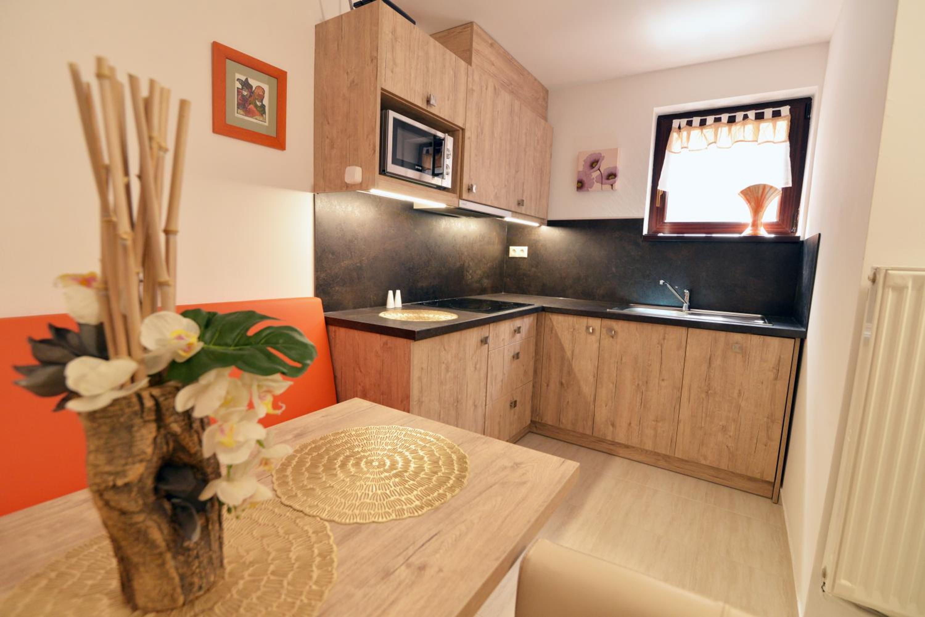 One-Bedroom Apartment Semi-Basement - Photo 4