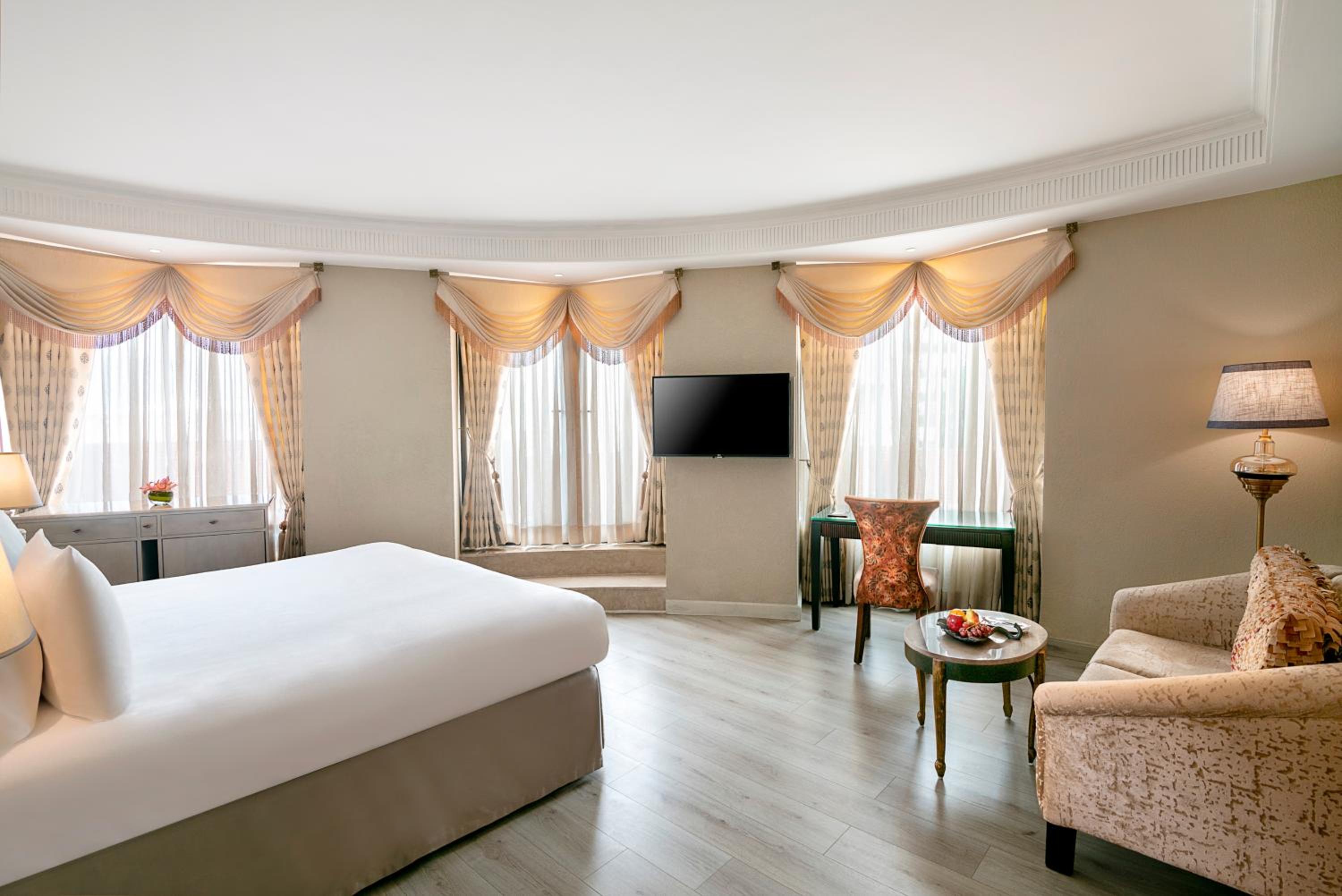Crescent Suite with HI-Tea with cookies, 4–6 PM at SXVIII, 1+1 on select drinks, 6:30–8:30 PM @Links, 15% off on Food & Soft beverages photo