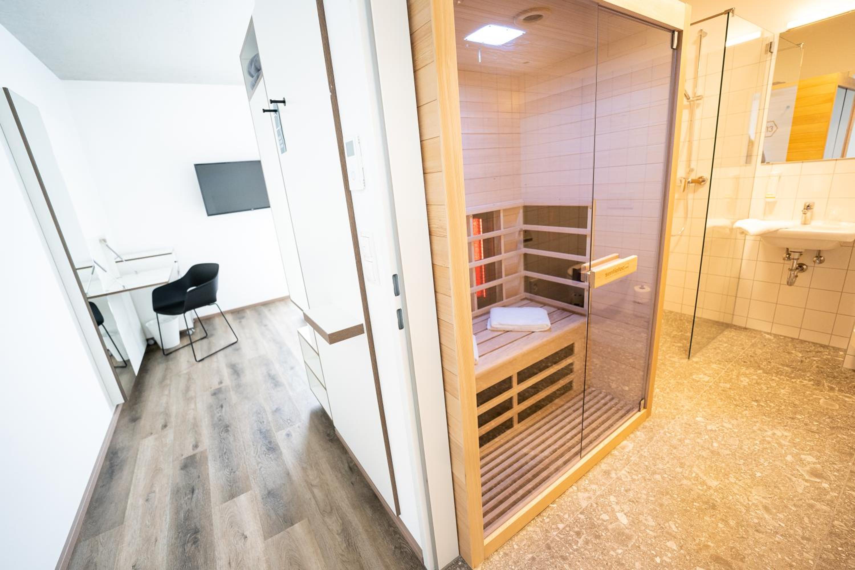 Double Bed Room with Infrared Cabin photo 2