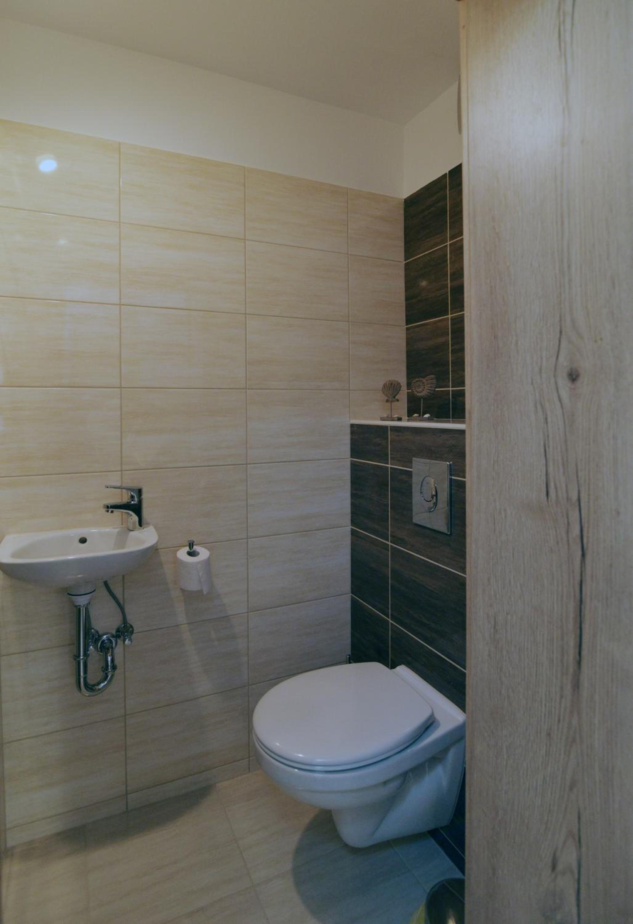 One-Bedroom Apartment Semi-Basement - Photo 3