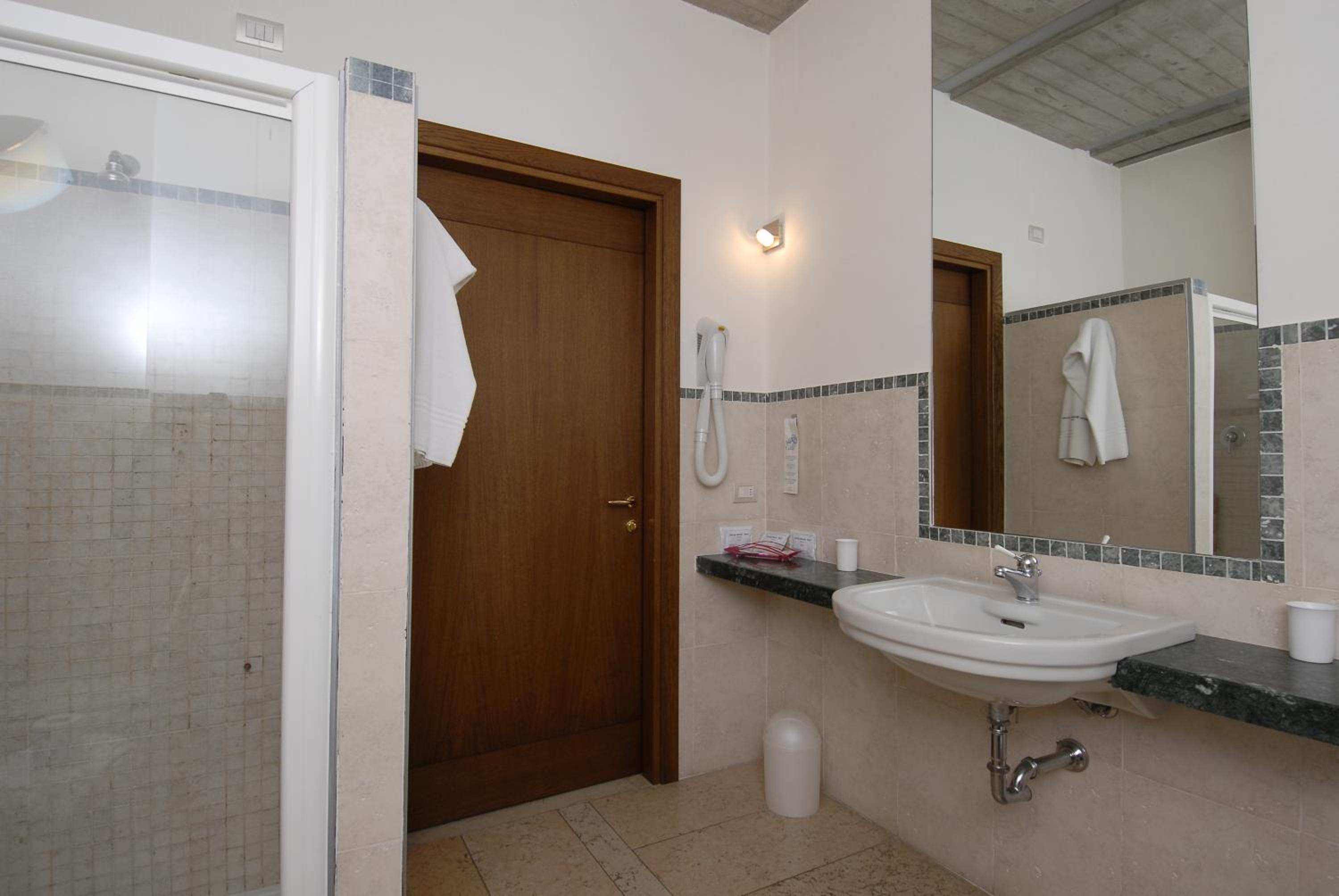 Quadruple Room - Photo 3