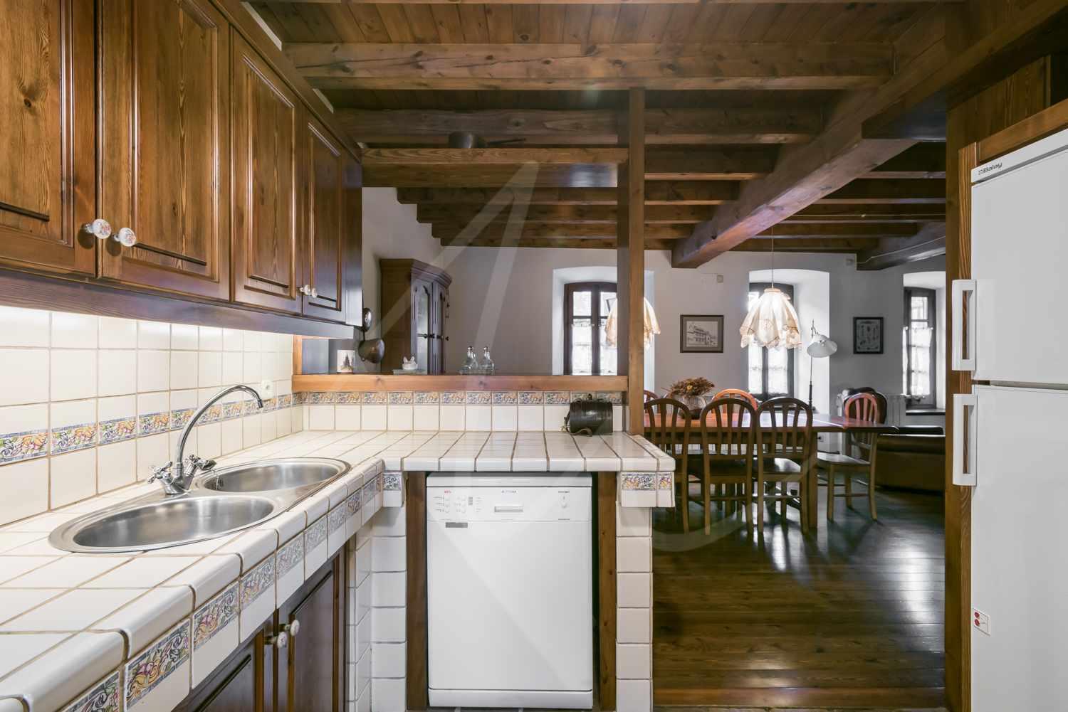 Six-Bedroom House photo 2