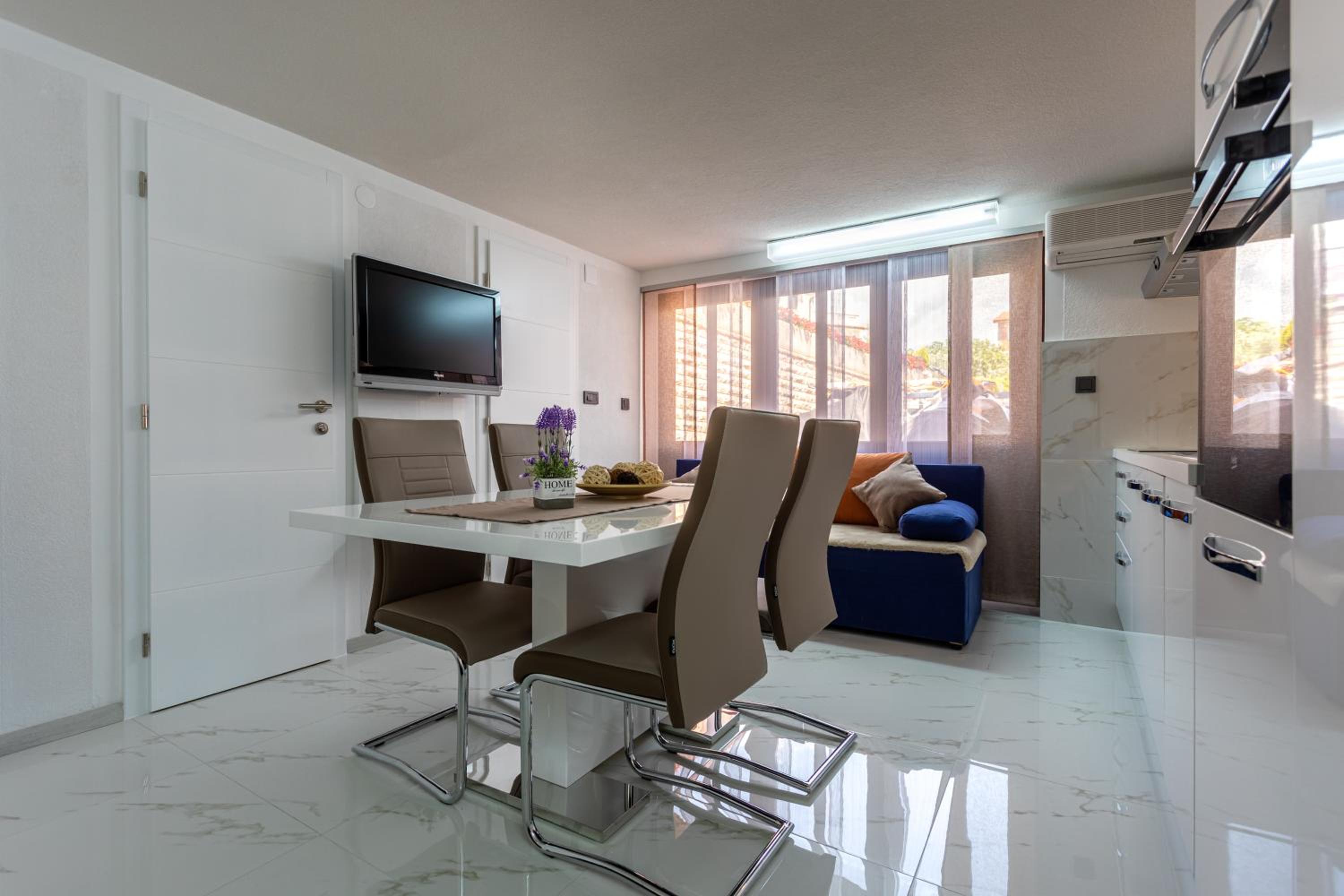 One-Bedroom Apartment - Photo 3
