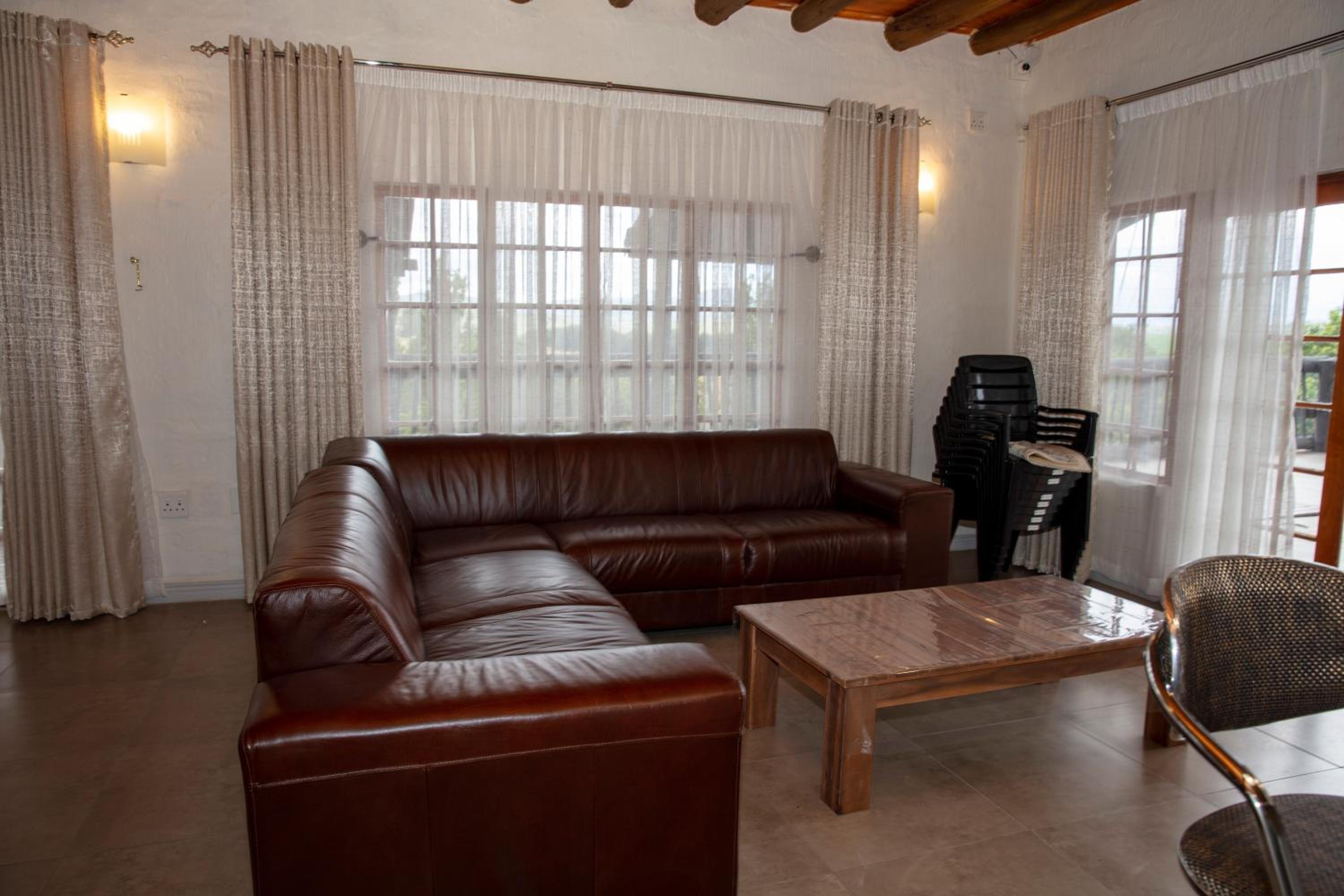 Nine-Bedroom House photo 1