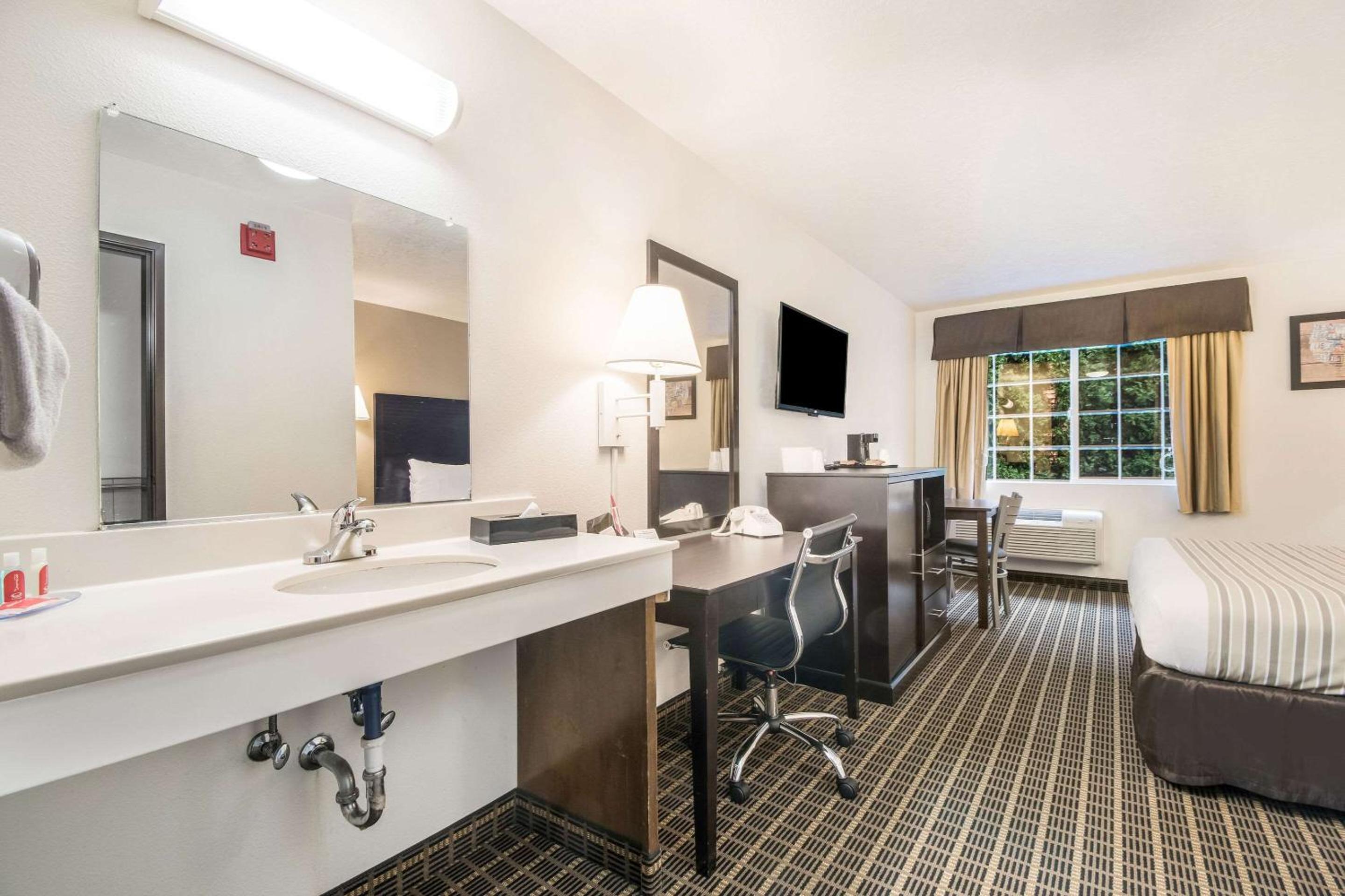 Queen Room - Accessible/Non-Smoking photo 1