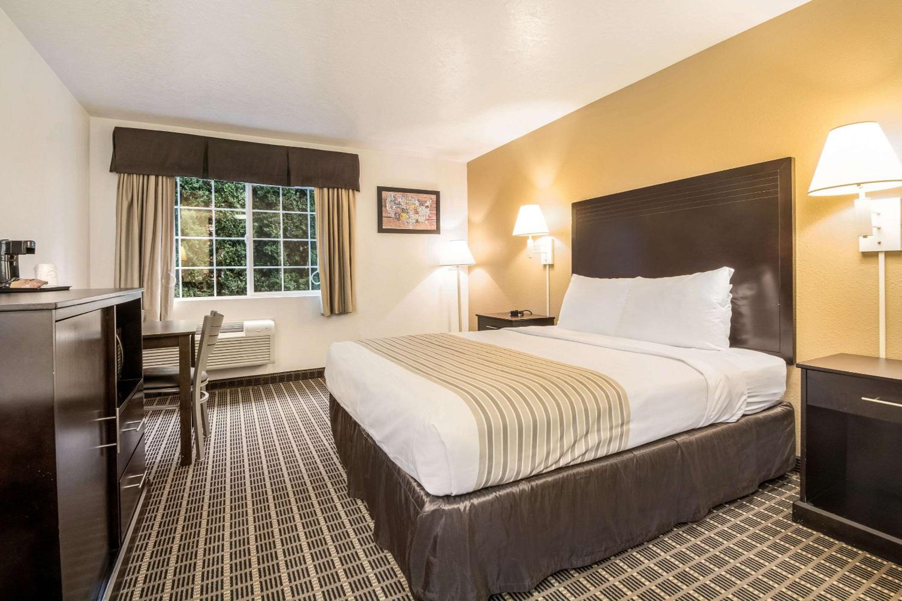 Queen Room - Accessible/Non-Smoking photo 2