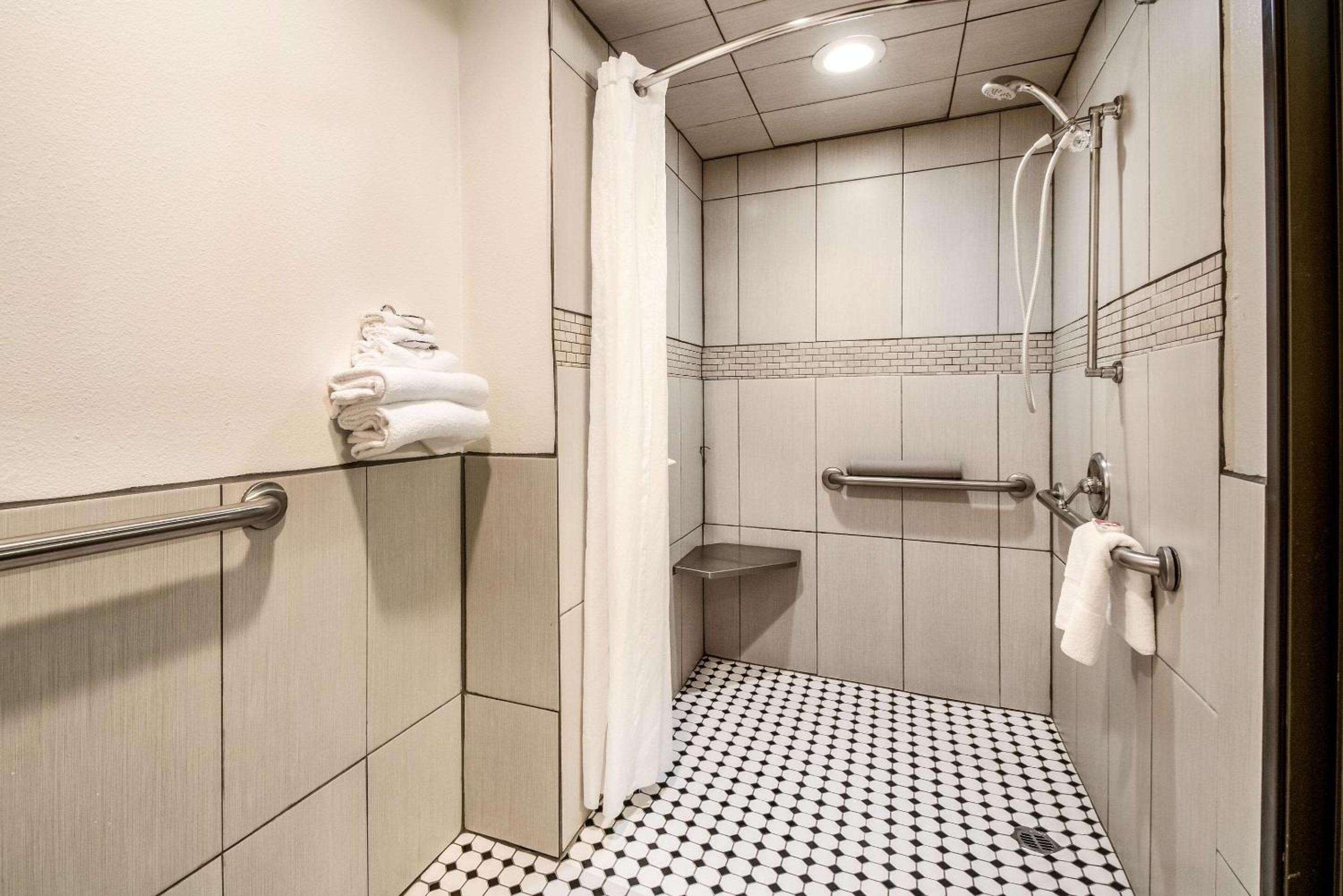 Queen Room - Accessible/Non-Smoking photo 3