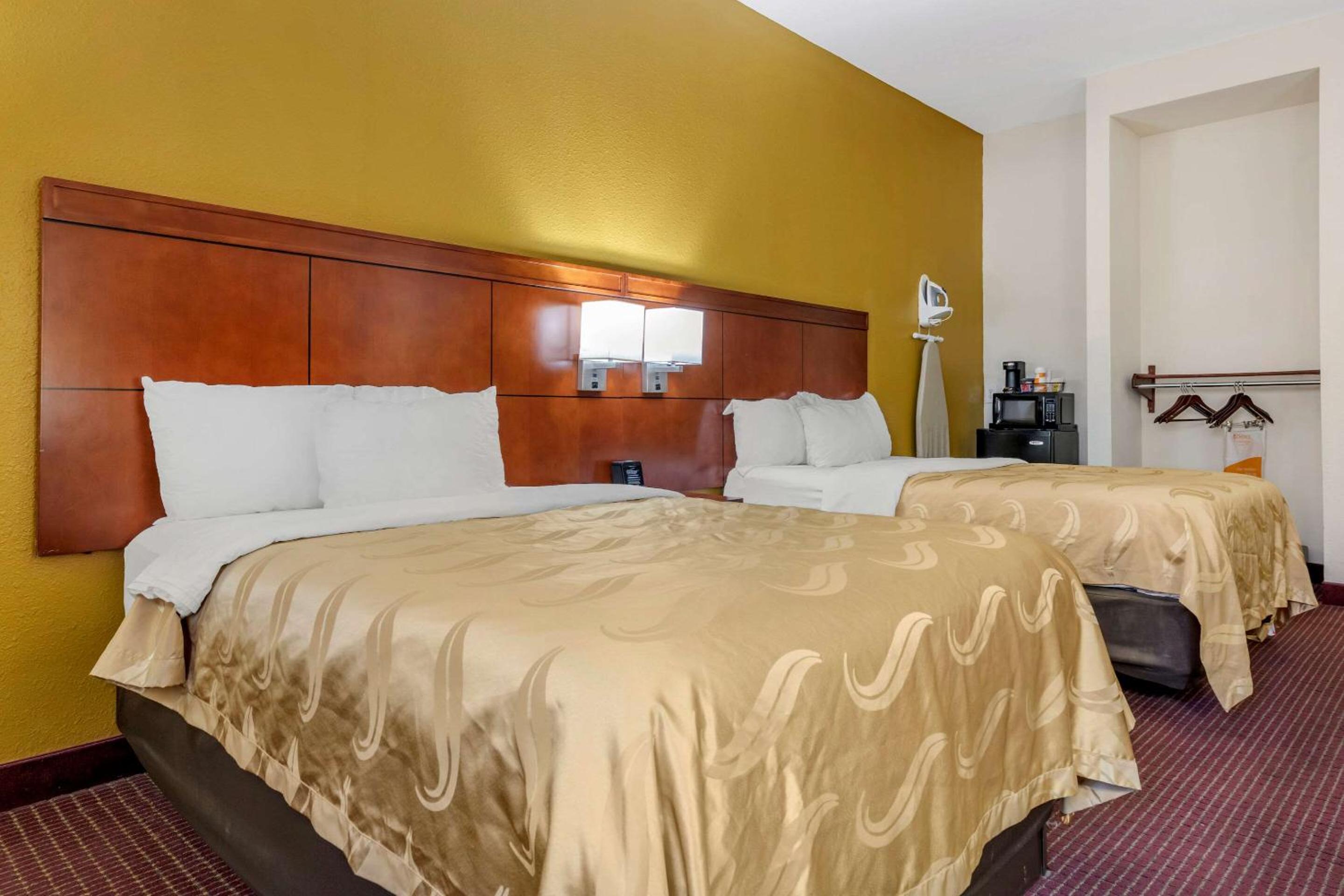 Double Room with Two Double Beds - Accessible/Non-Smoking - Photo 2