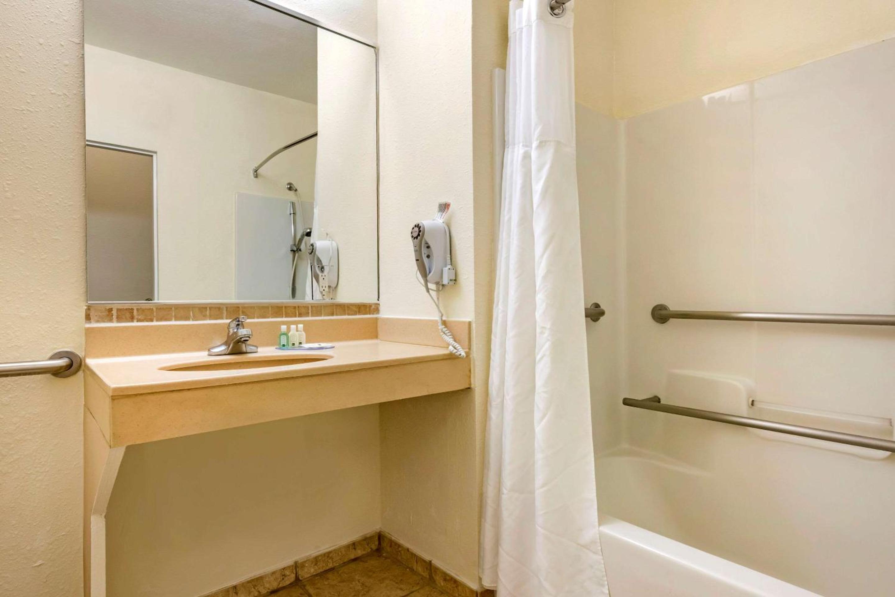 King Room - Accessible/Non-Smoking - Photo 2