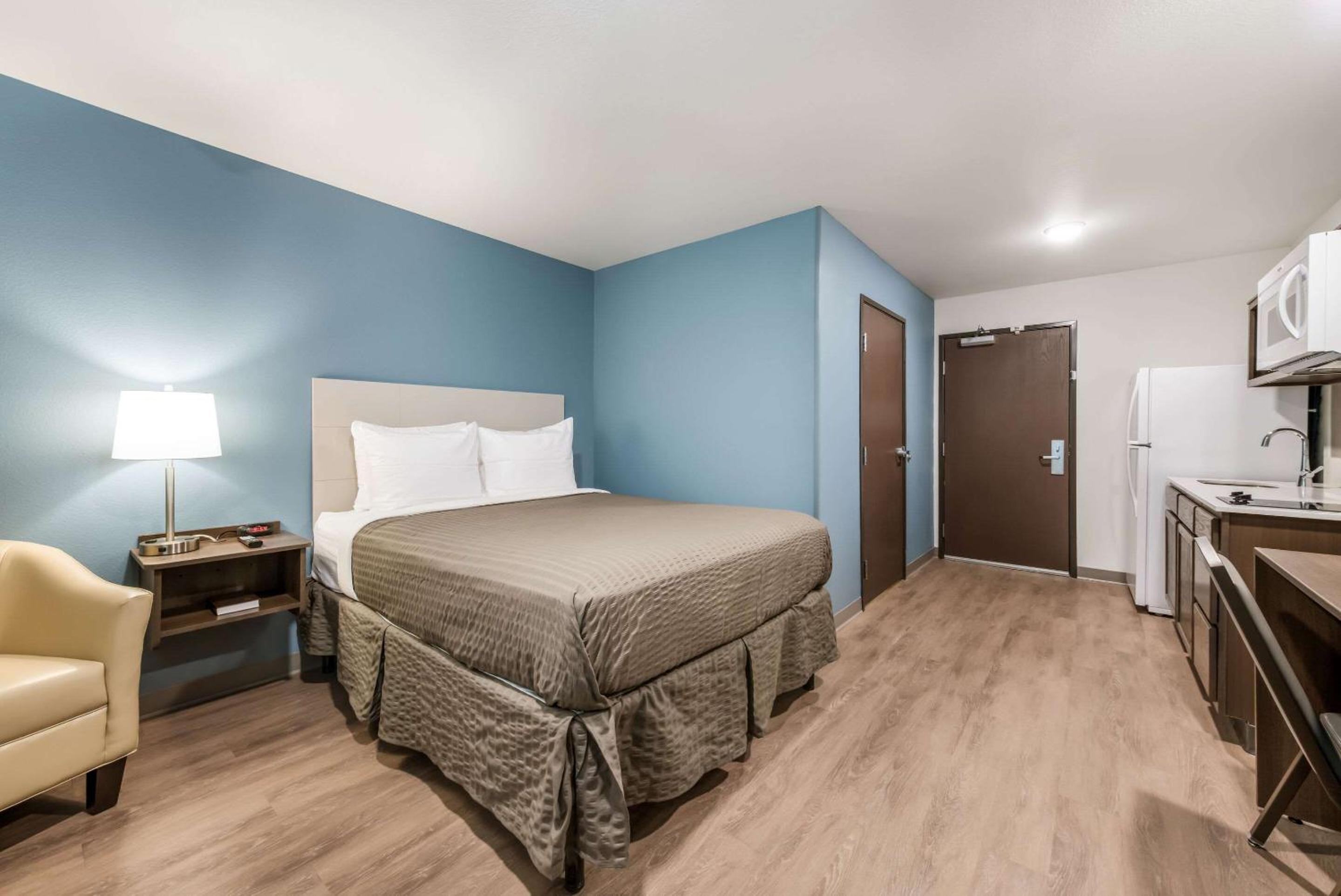 Queen Room with Roll-In Shower - Accessible/Non-Smoking - Photo 2