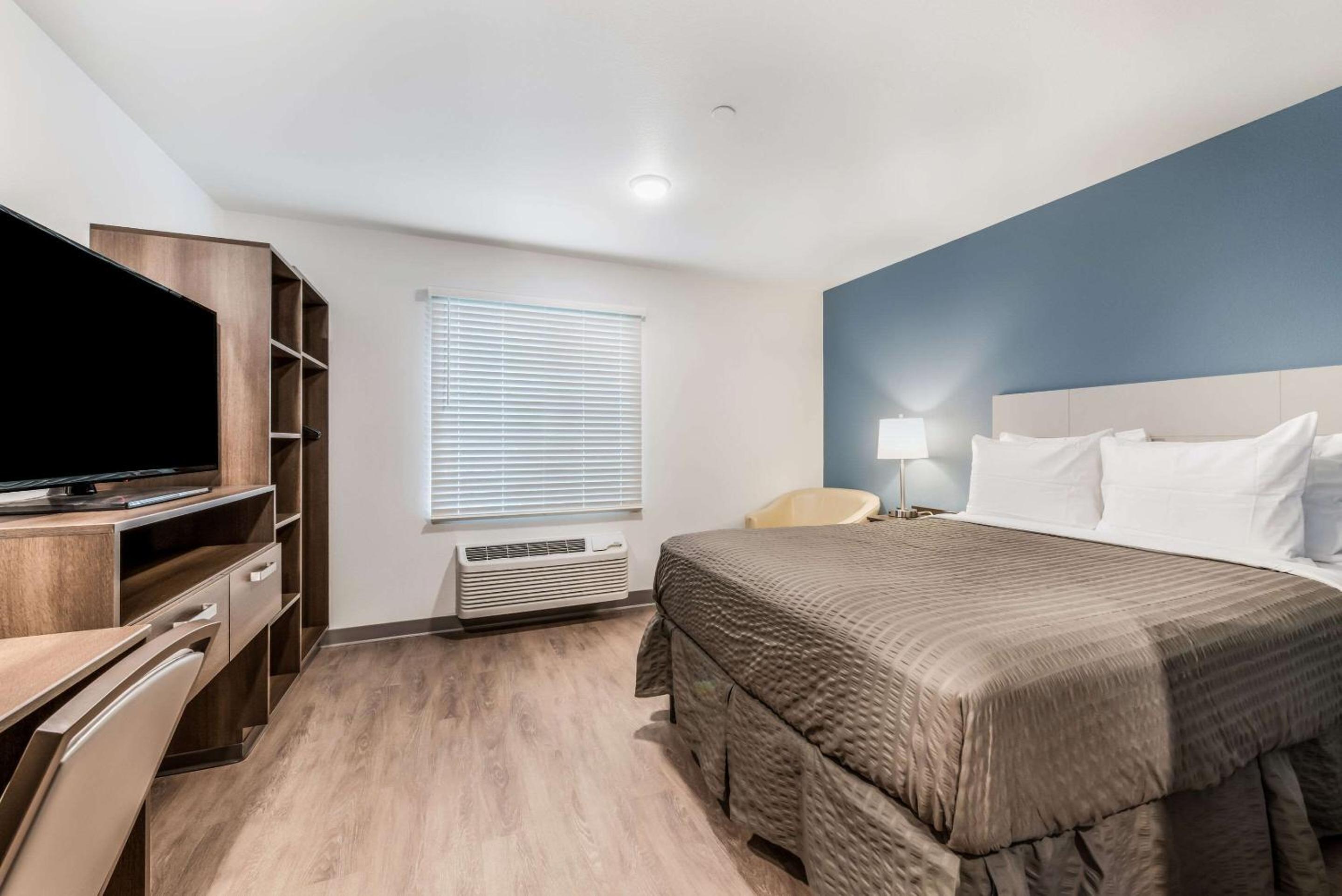Queen Room with Roll-In Shower - Accessible/Non-Smoking - Photo 4