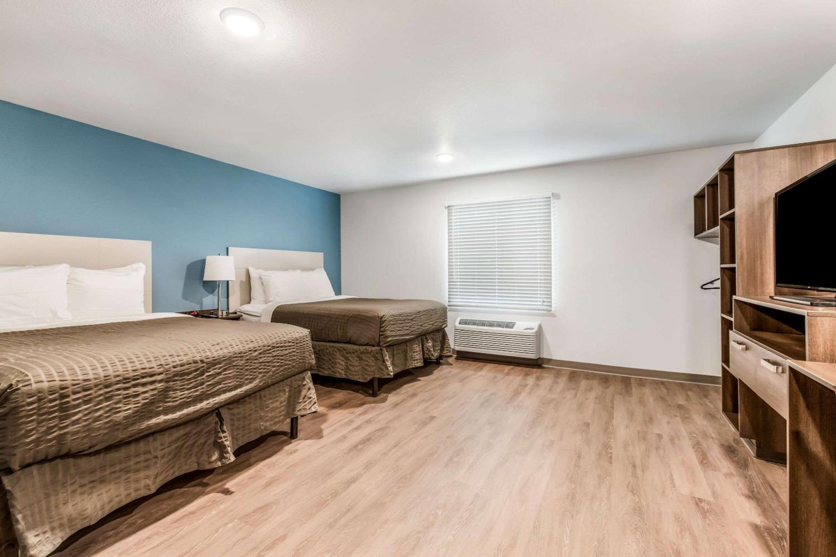 Queen Room with Two Queen Beds and Tub - Accessible/Non-Smoking - Photo 8