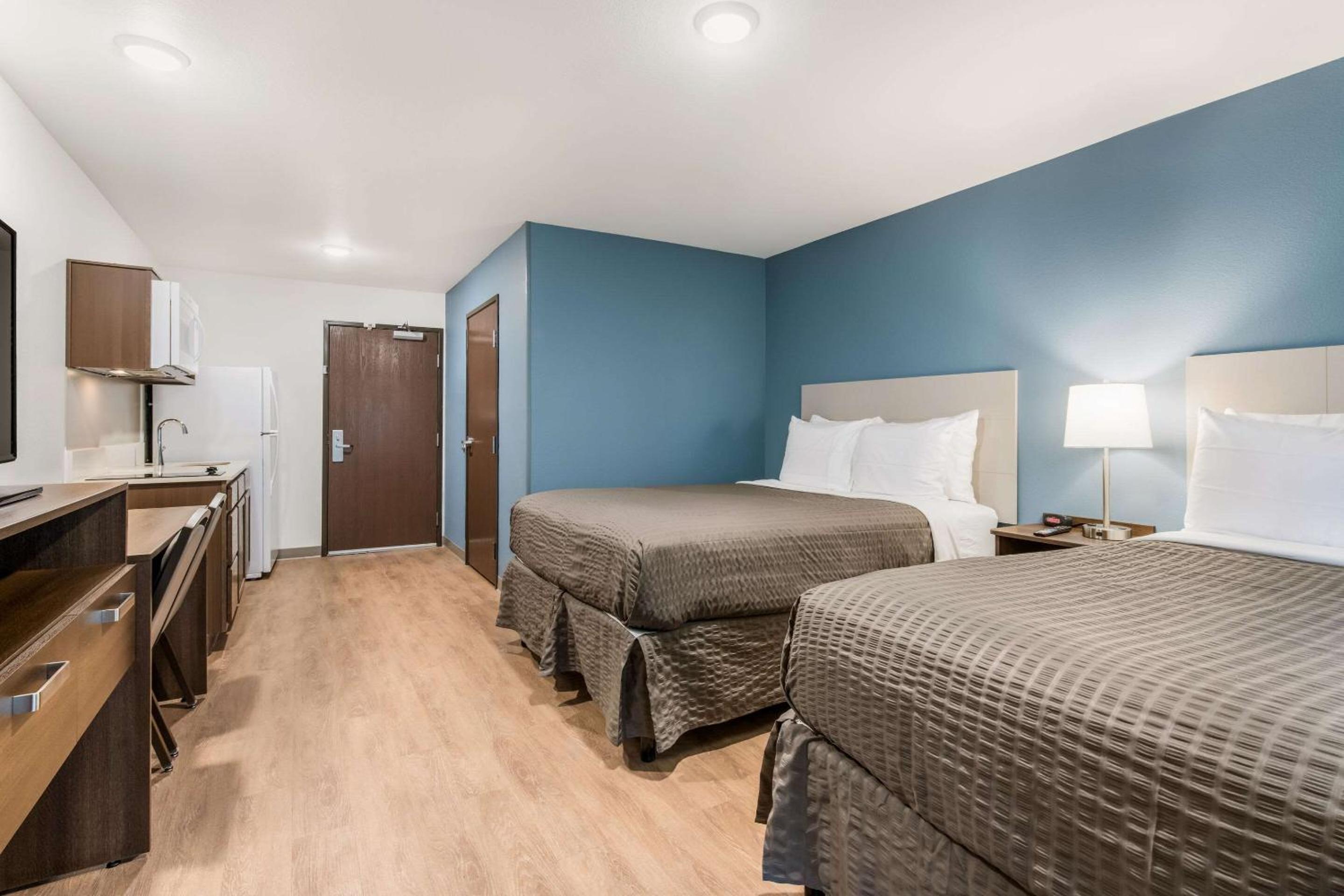 Standard Queen Room with Two Queen Beds - Non-Smoking - Photo 7