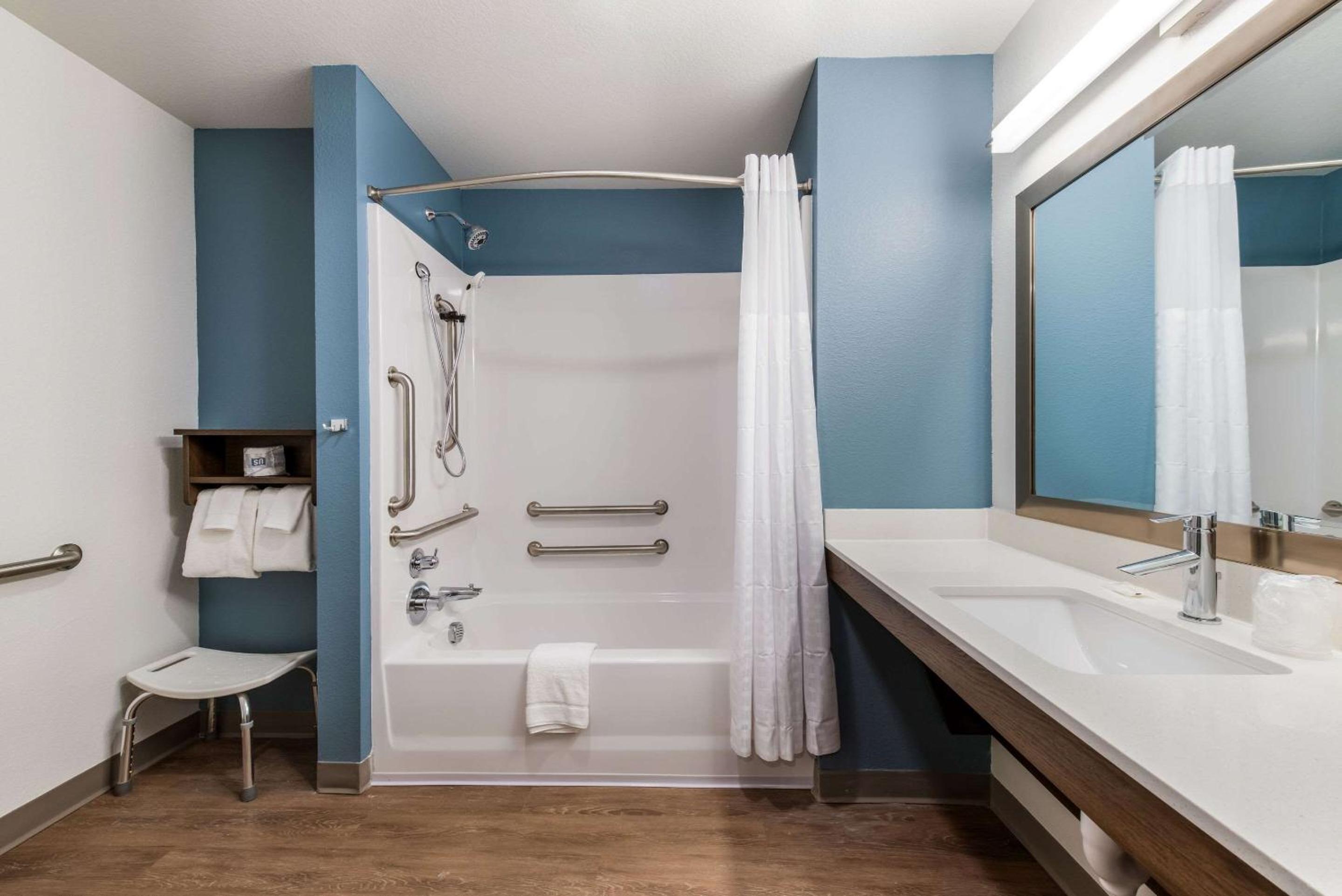 King Room with tub - Accessible/Non-Smoking - Photo 2