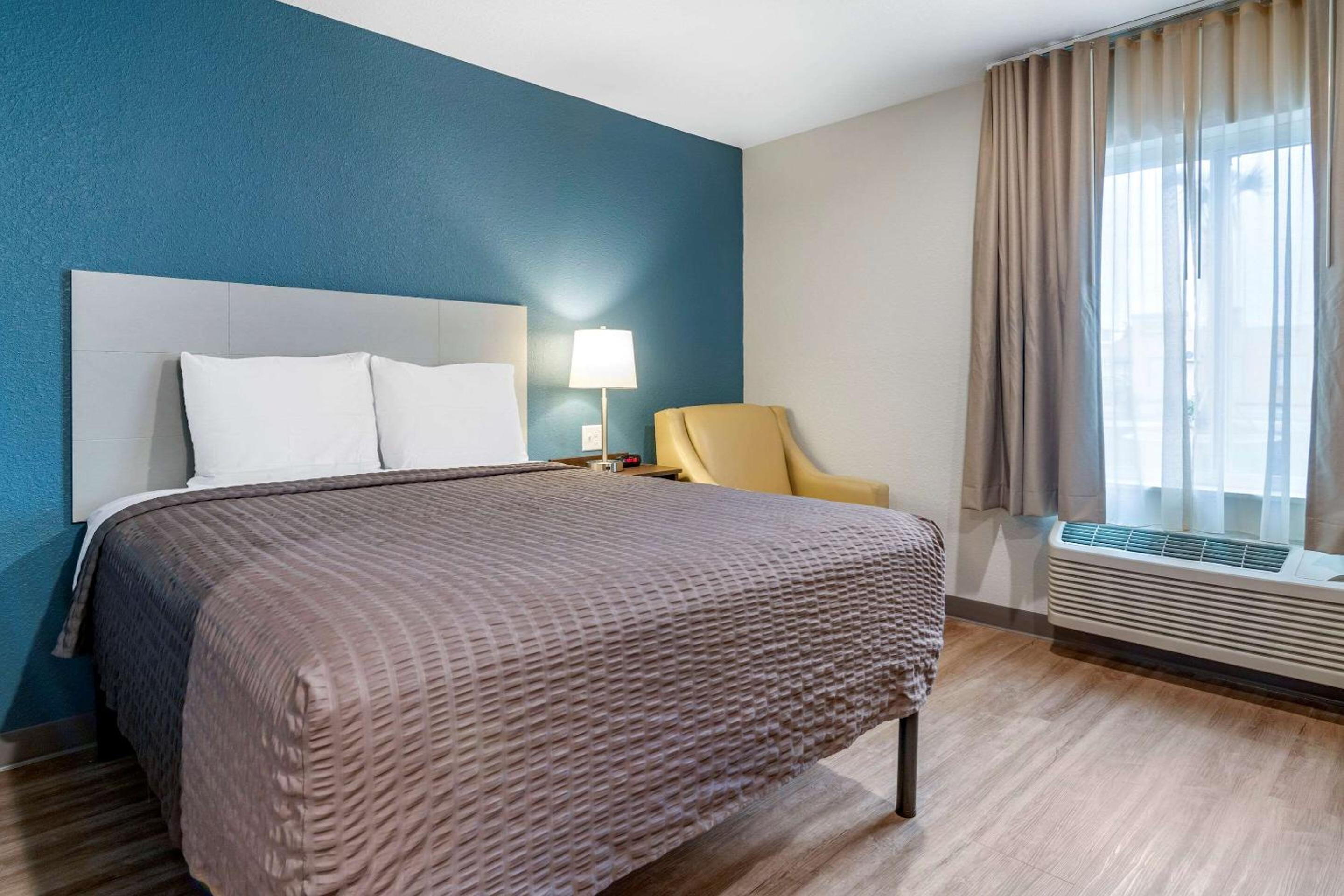 Queen Room with Roll-In Shower - Accessible/Non-Smoking photo 1
