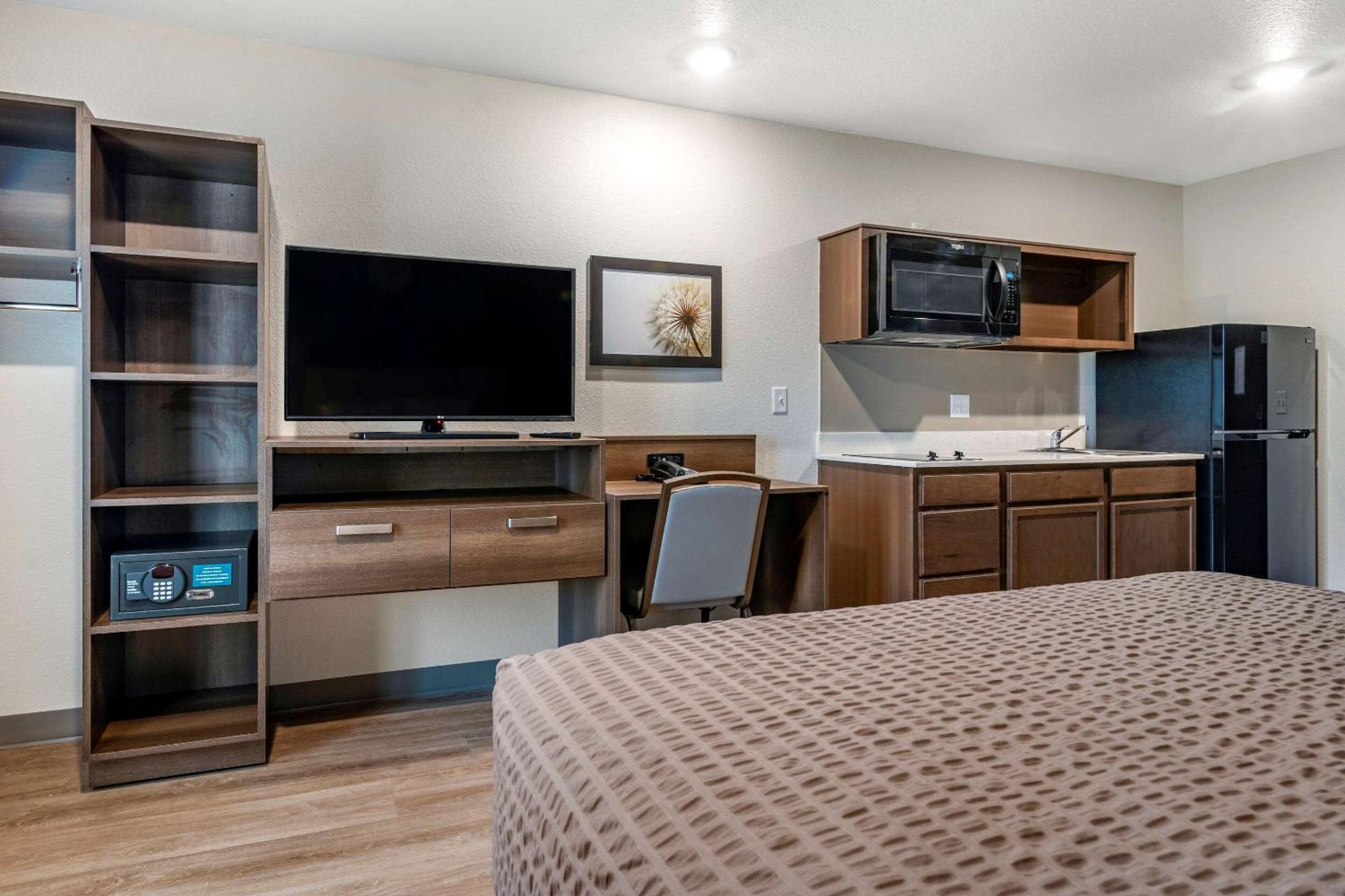 Queen Room with Roll-In Shower - Accessible/Non-Smoking photo 2