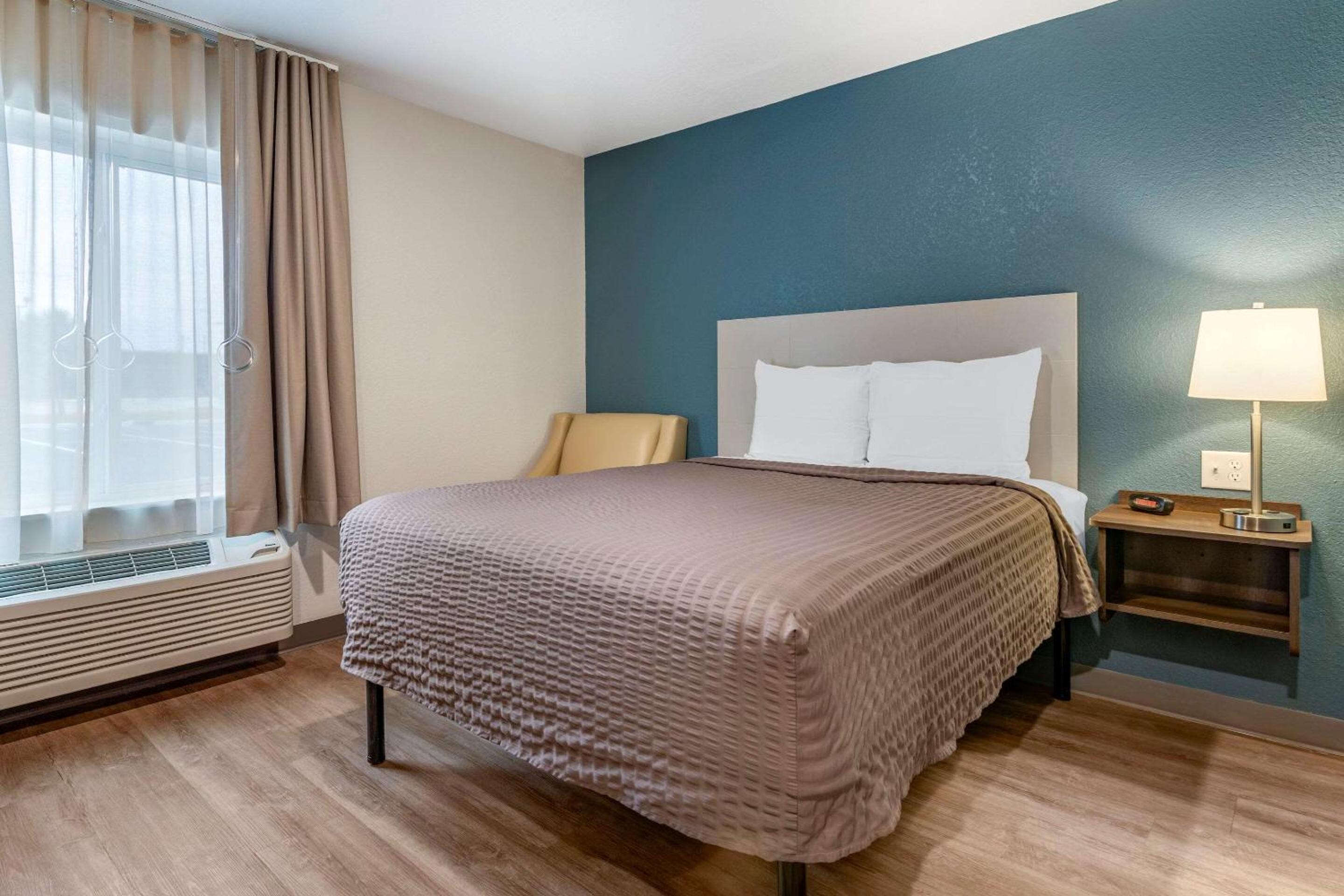 Queen Room with Tub and Sofa Bed - Accessible/Non-Smoking photo 1