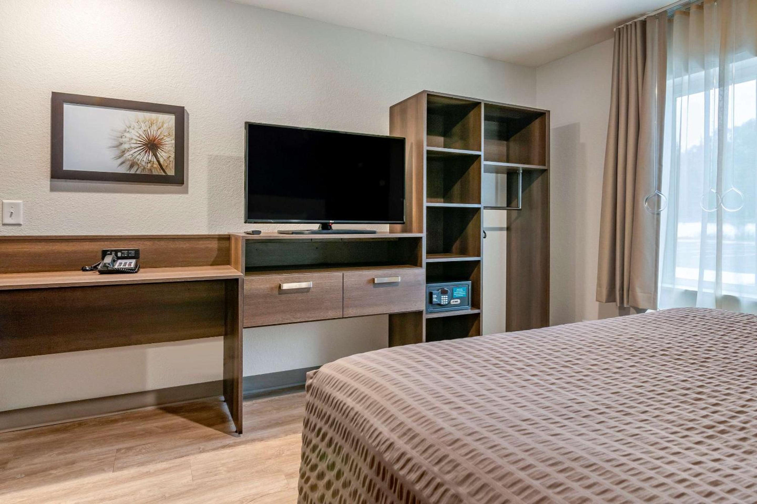Queen Room with Tub and Sofa Bed - Accessible/Non-Smoking photo 2