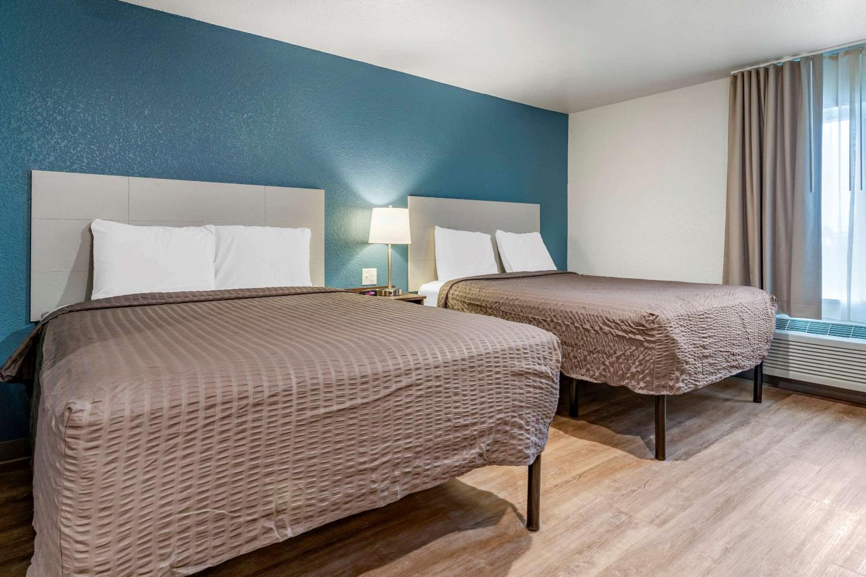 Queen Room with Two Queen Beds and Tub - Accessible/Non-Smoking photo 3