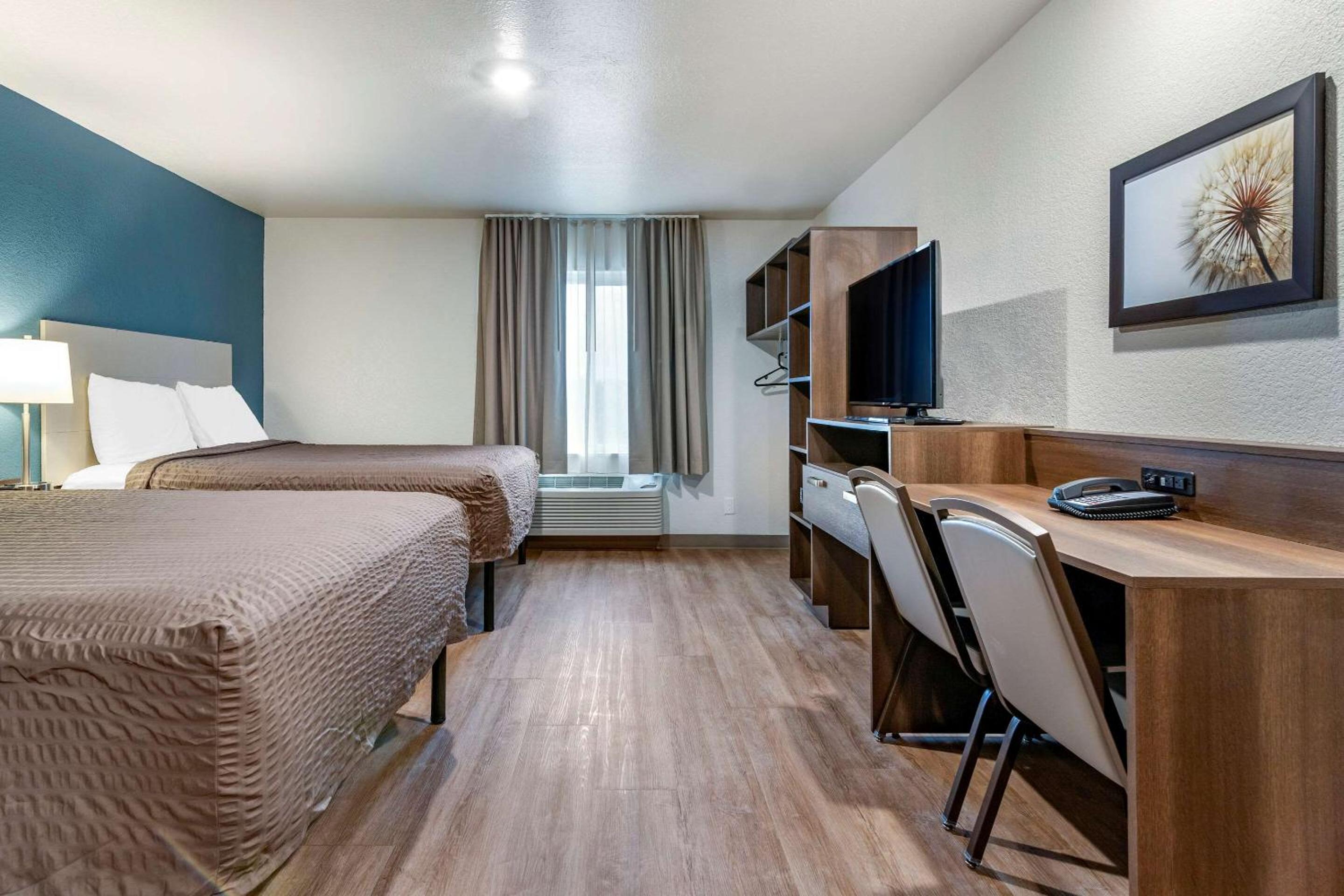 Queen Room with Two Queen Beds and Tub - Accessible/Non-Smoking photo 2