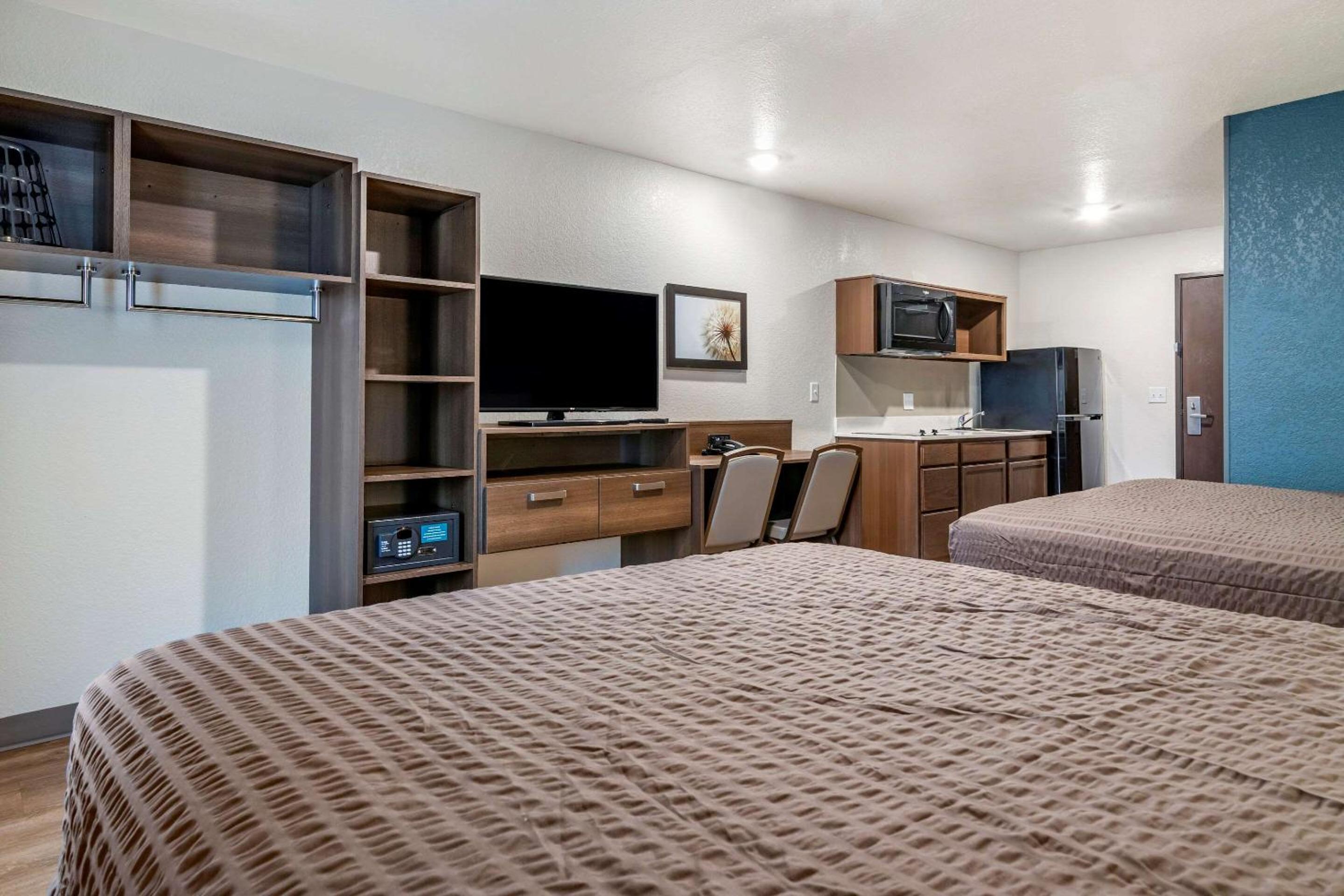 Queen Room with Two Queen Beds and Tub - Accessible/Non-Smoking photo 1