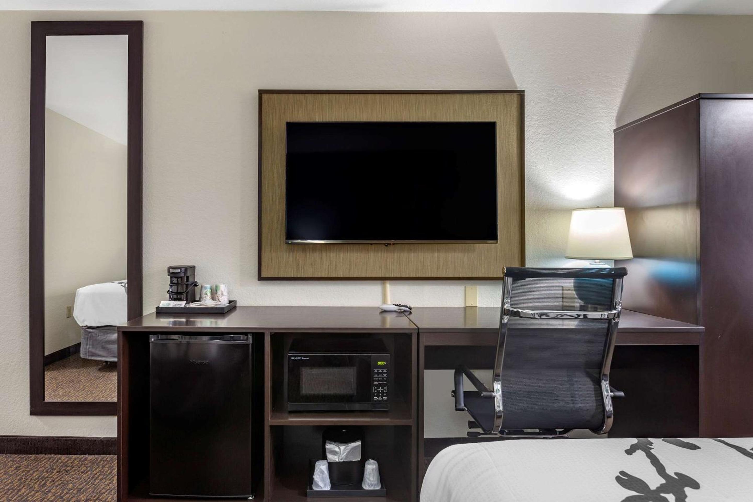 Queen Room with Two Queen Beds - Accessible/Non-Smoking  - Photo 4