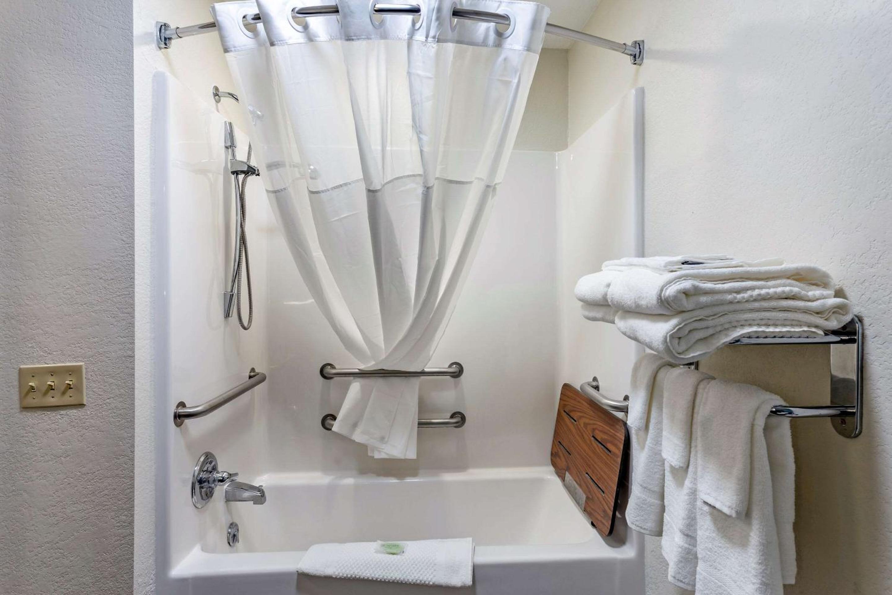 Queen Room with Two Queen Beds - Accessible/Non-Smoking  - Photo 3