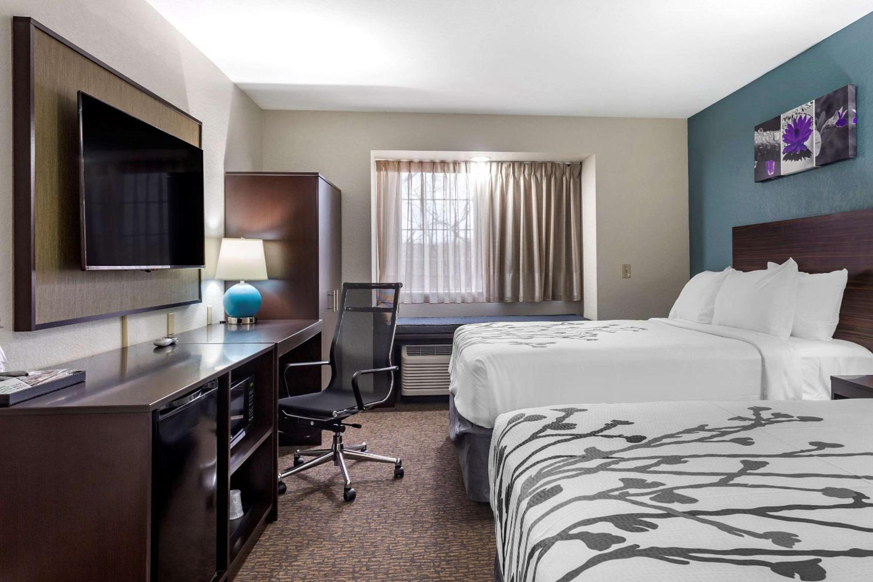 Queen Room with Two Queen Beds - Accessible/Non-Smoking  - Photo 2