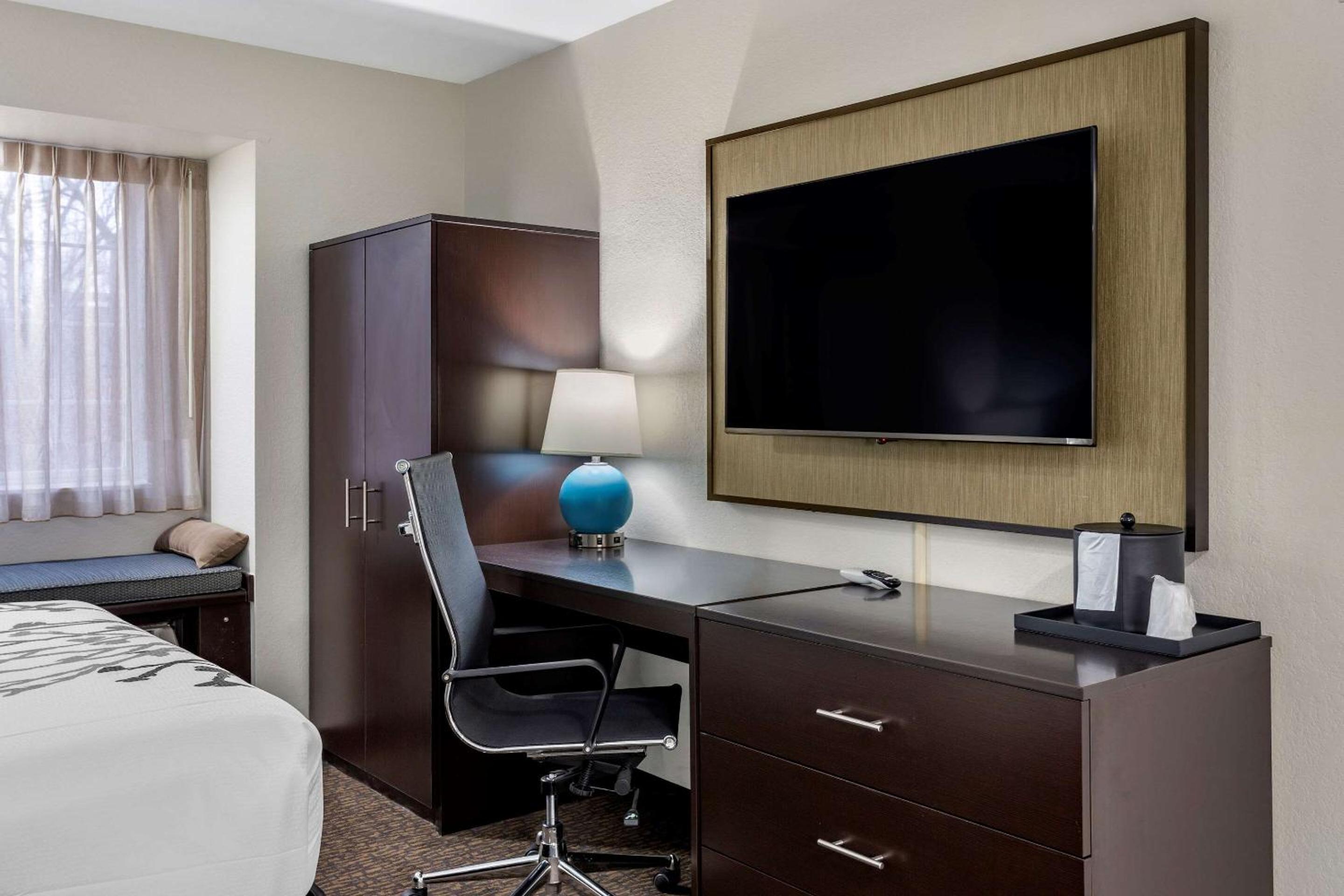 Efficiency Queen Suite - Non-Smoking - Photo 1