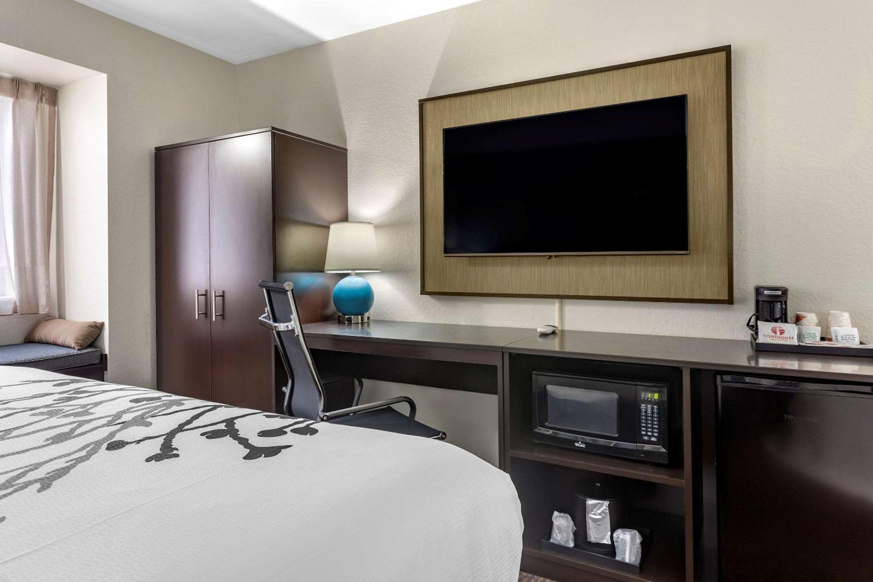 King Suite - Non-Smoking - Photo 3