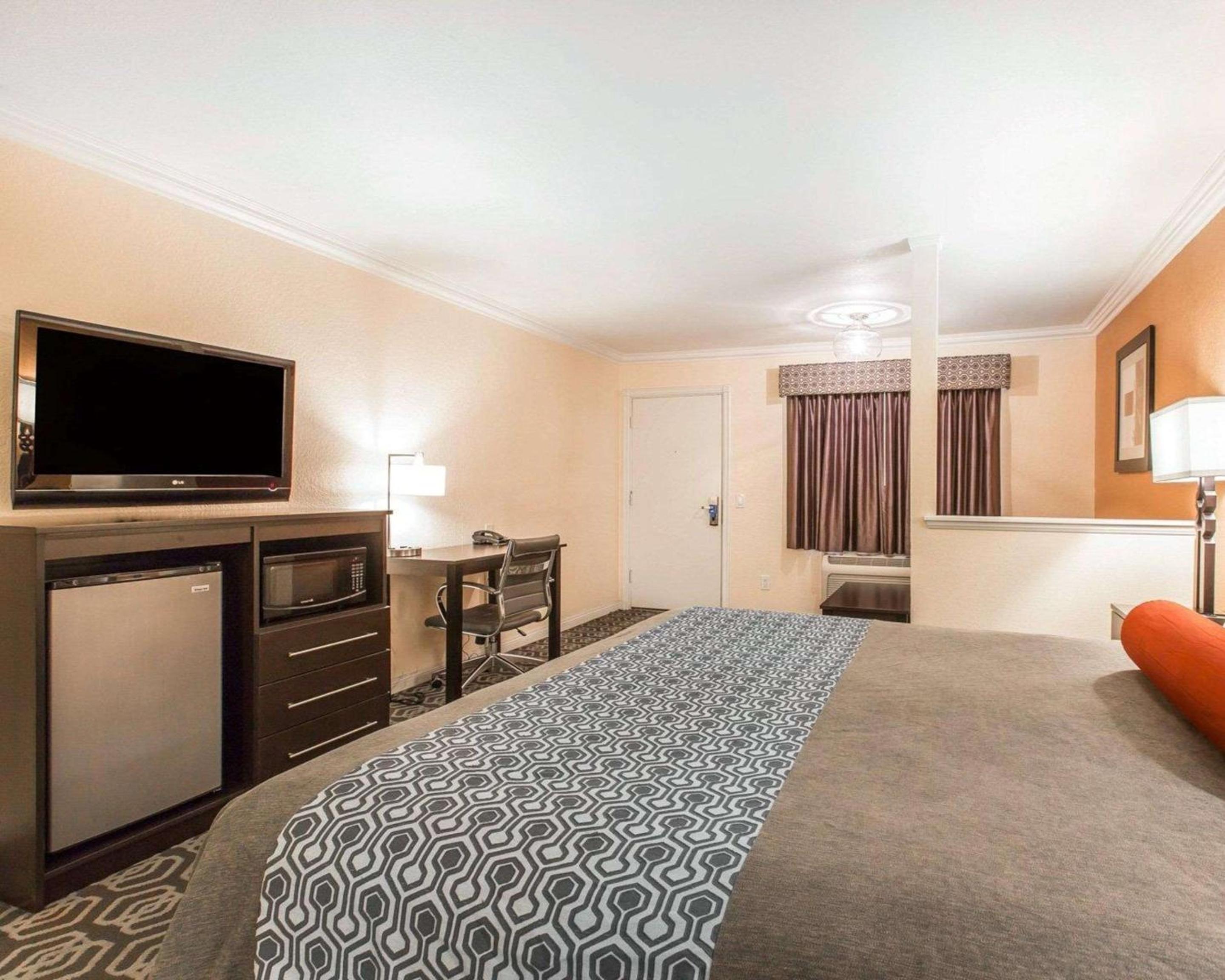 King Suite - Non-Smoking photo 3