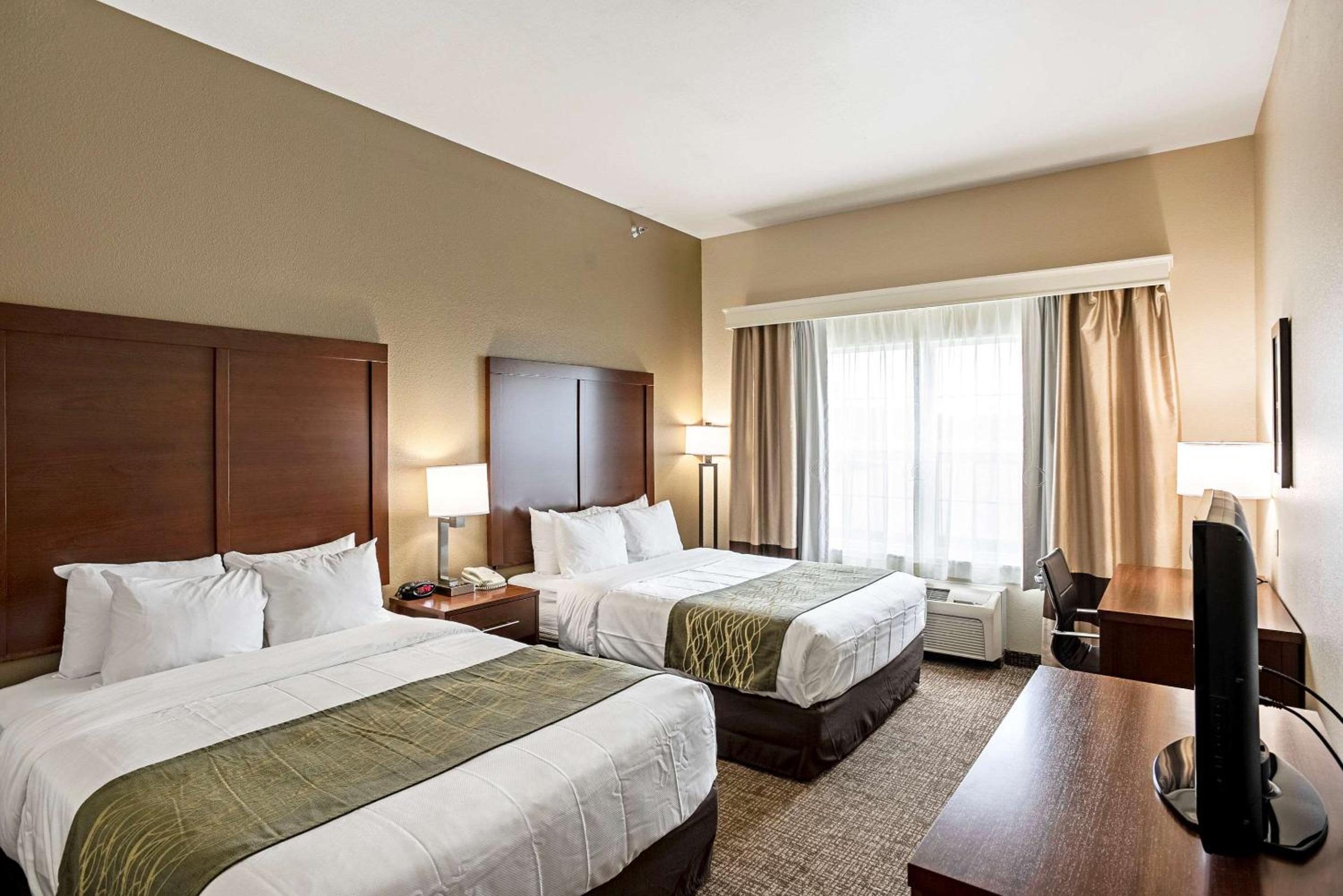 Queen Room with Two Queen Beds and Tub - Accessible/Non-Smoking - Photo 3