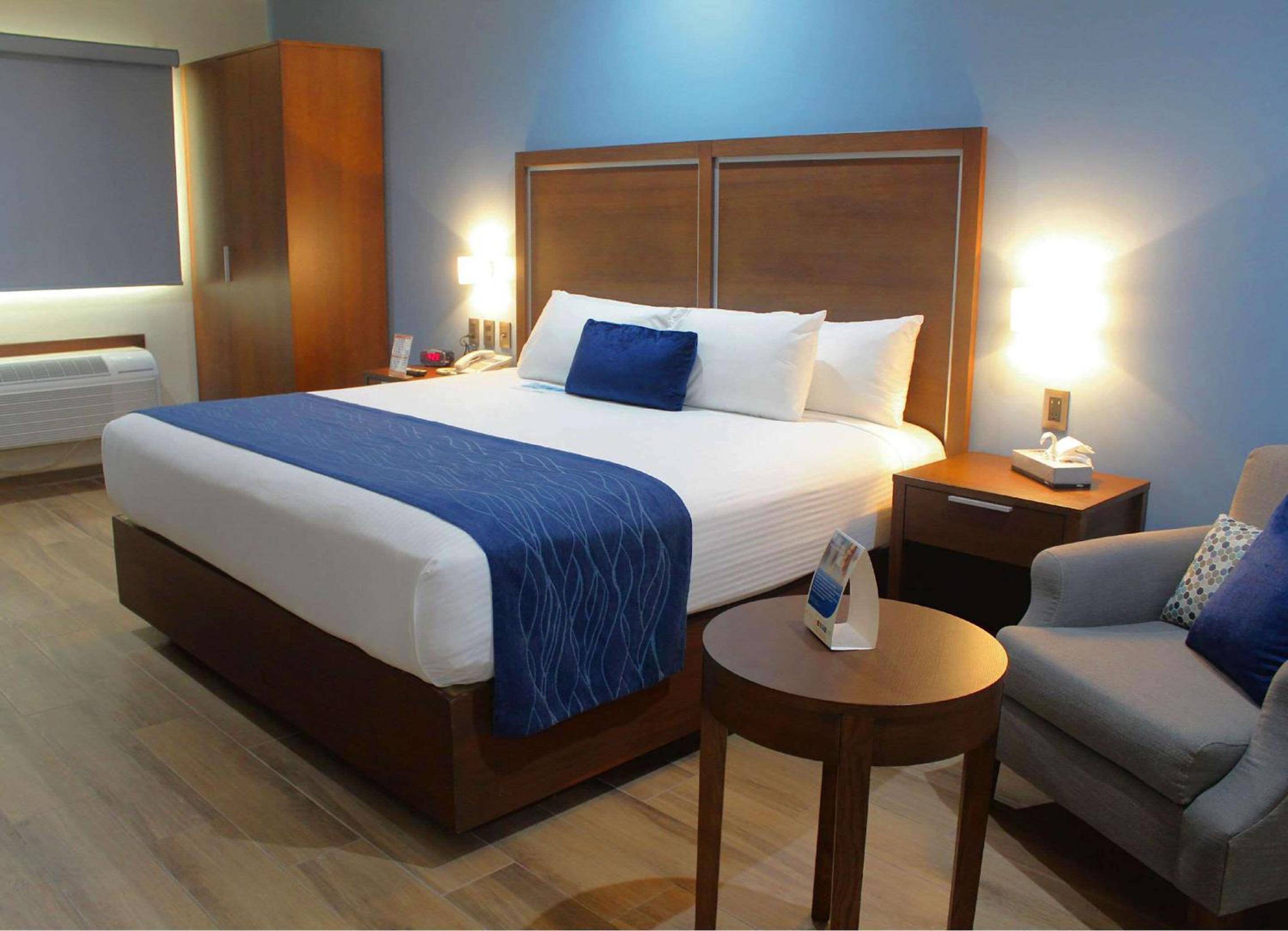 1 King Bed, Suite, Courtyard View thumbnail 5
