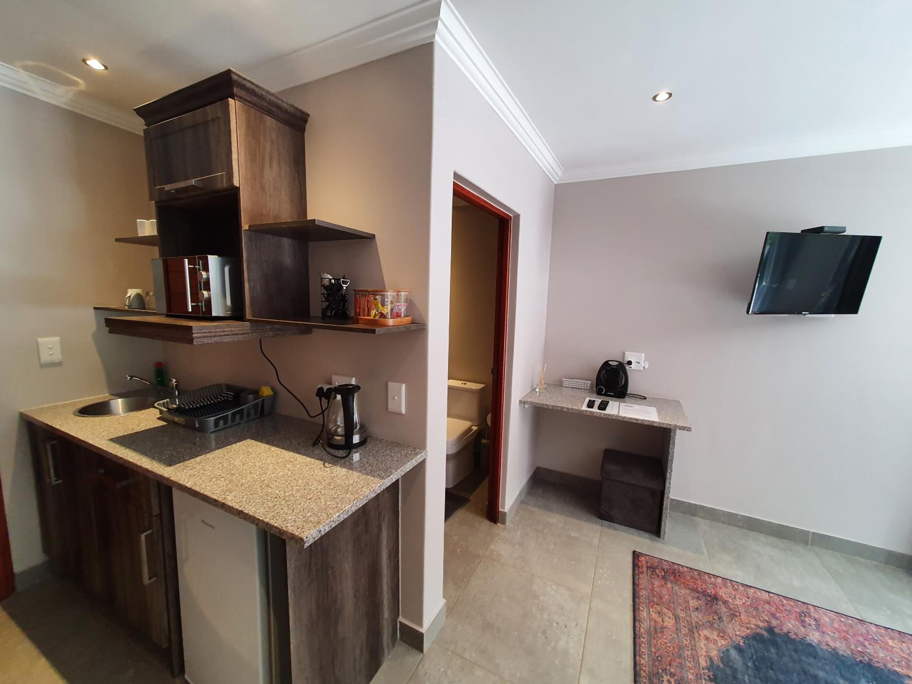 Double or Twin Room with Bathroom - Photo 4