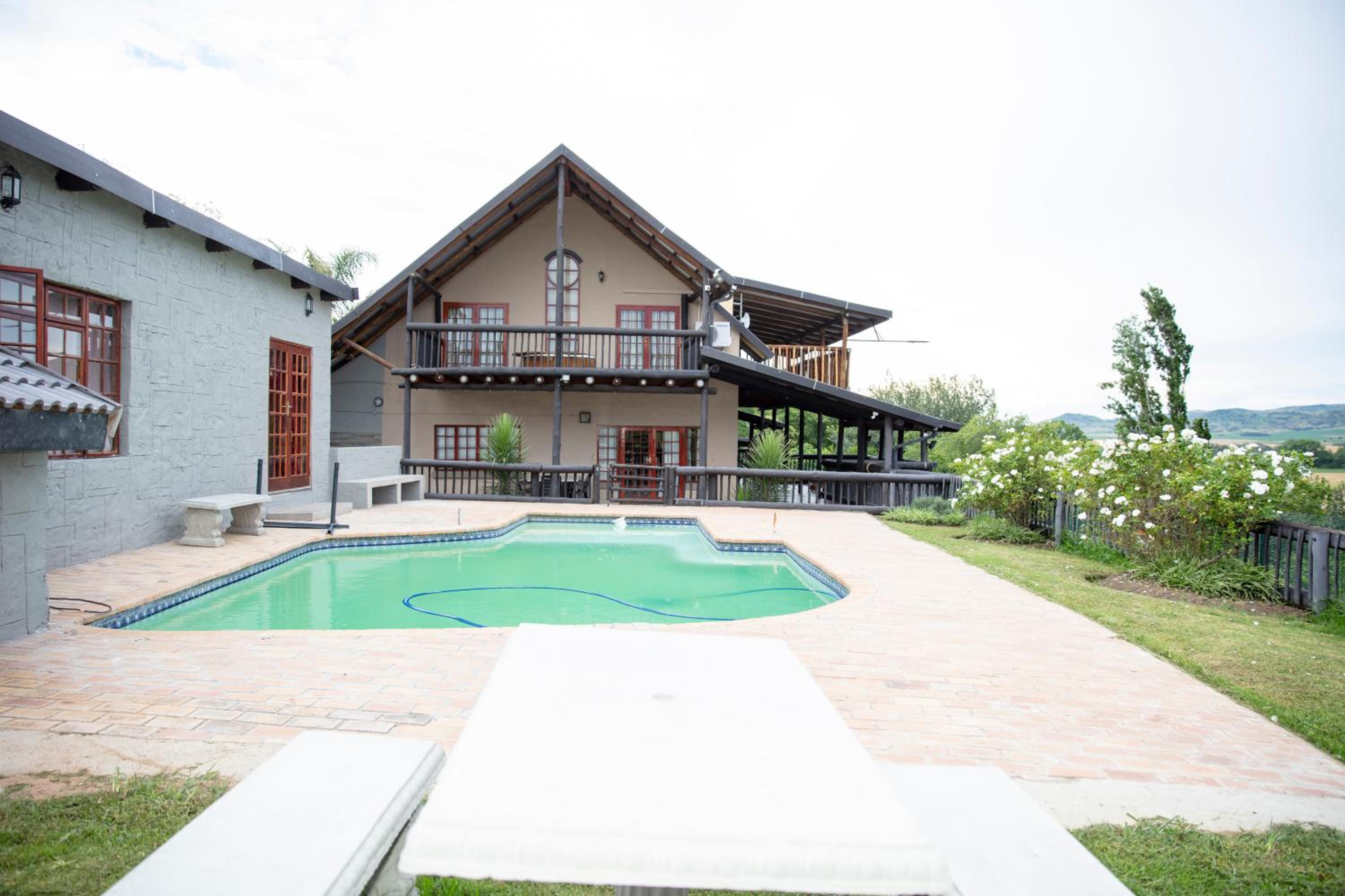 Nine-Bedroom House photo 2